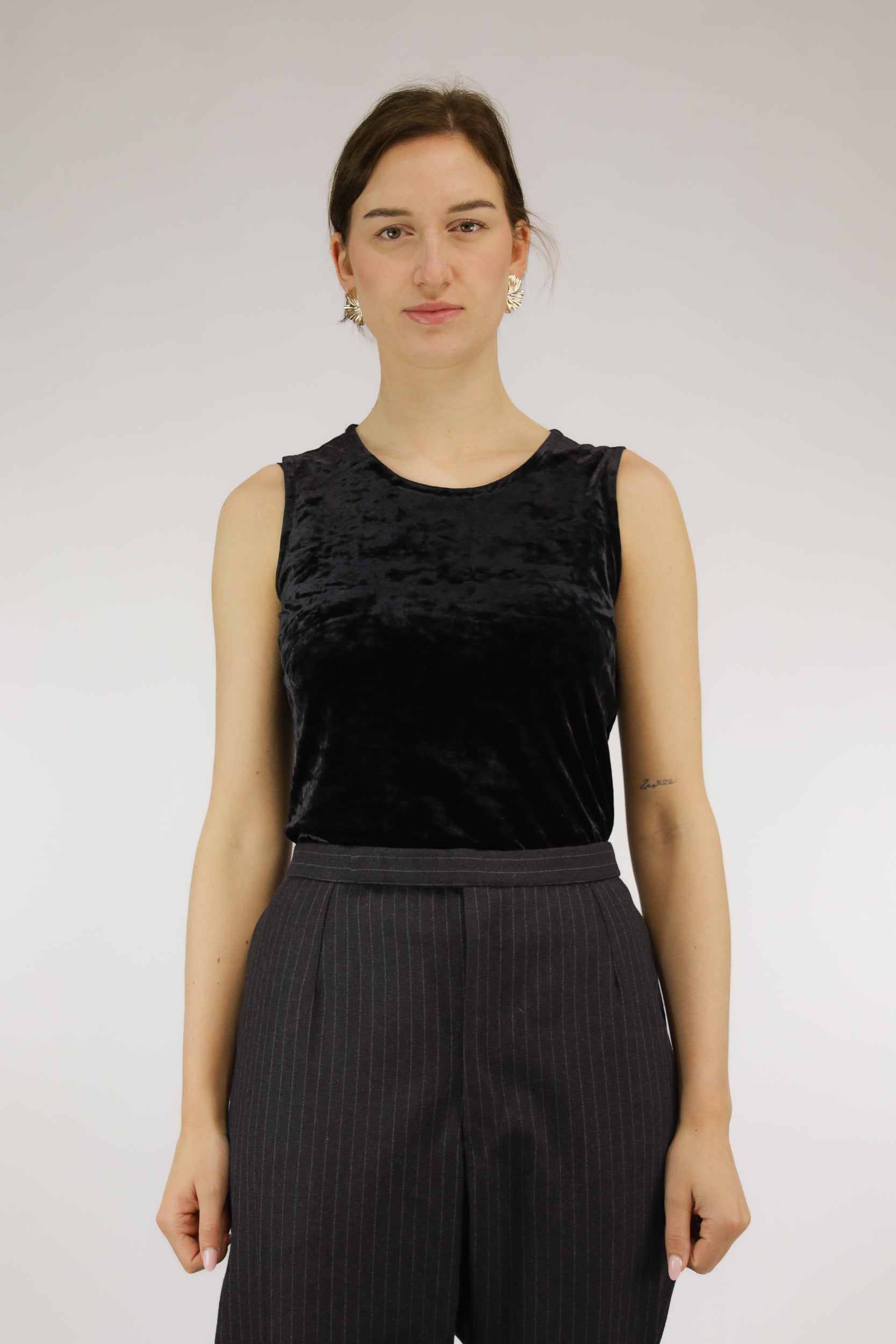 Zwarte vintage velvet mouwloze top met ronde hals, vooraanzicht