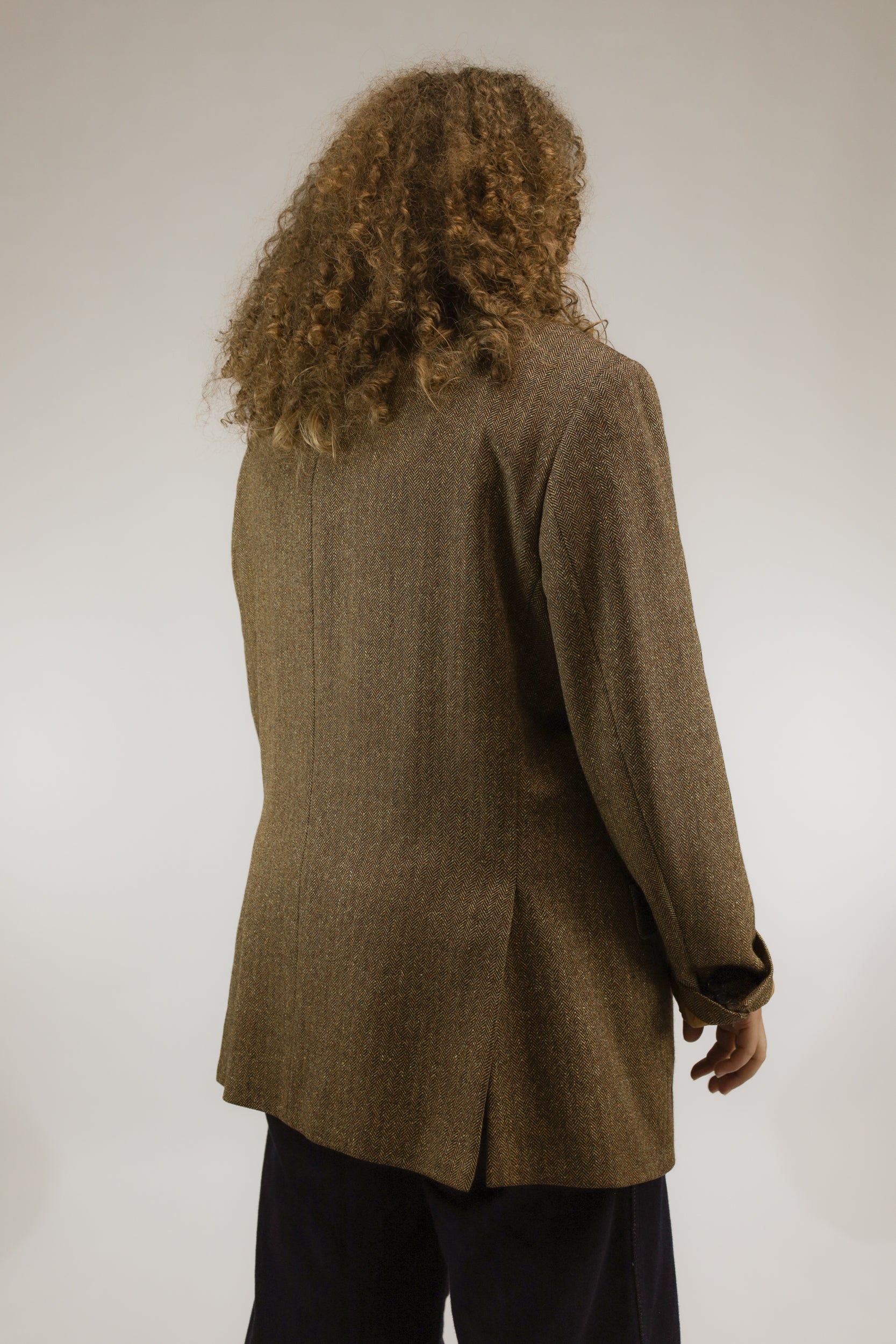 Achteraanzicht van bruine oversized vintage blazer met visgraatmotief