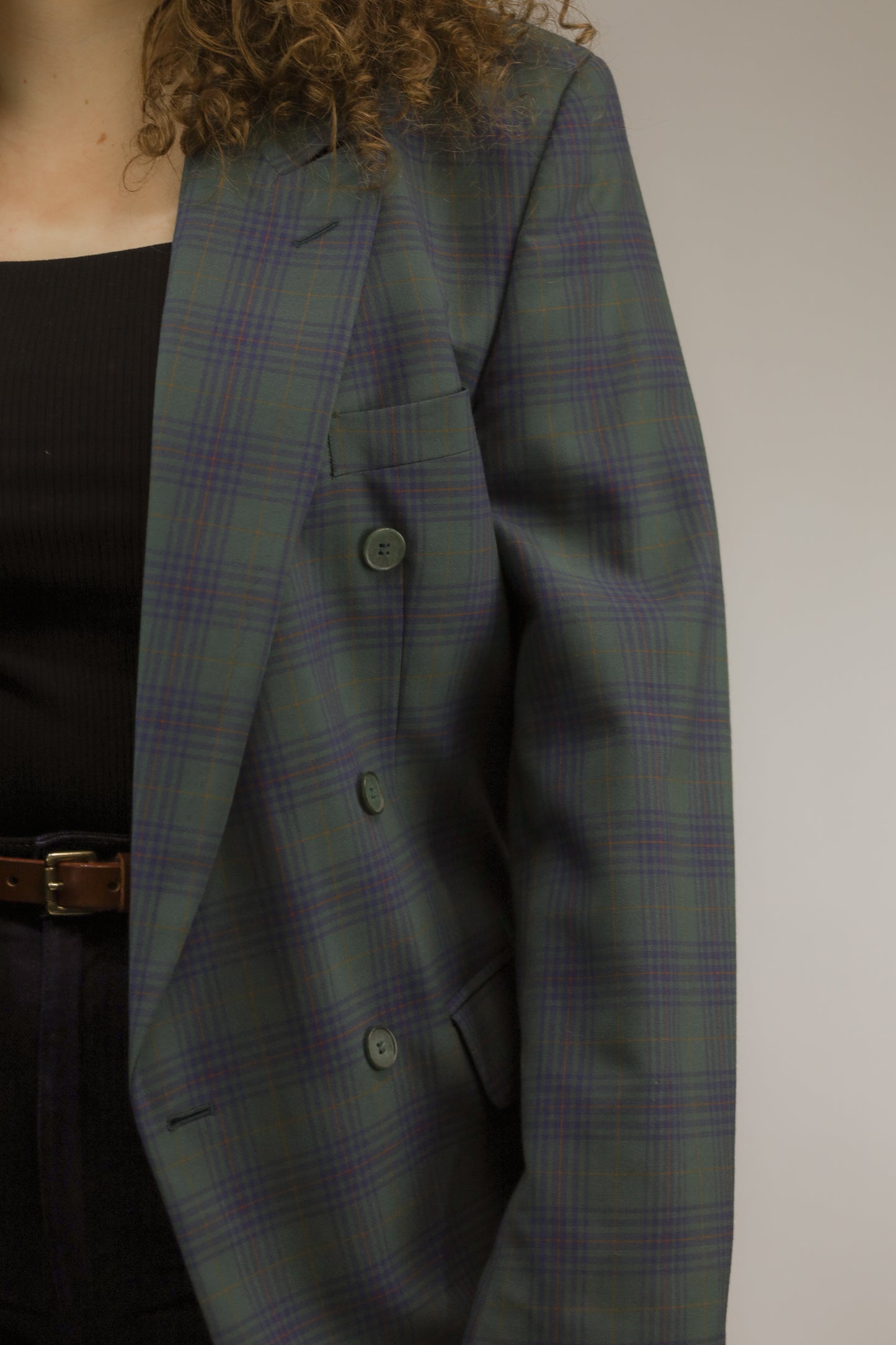 Detail van check print en knopen van groene/blauwe vintage double-breasted blazer