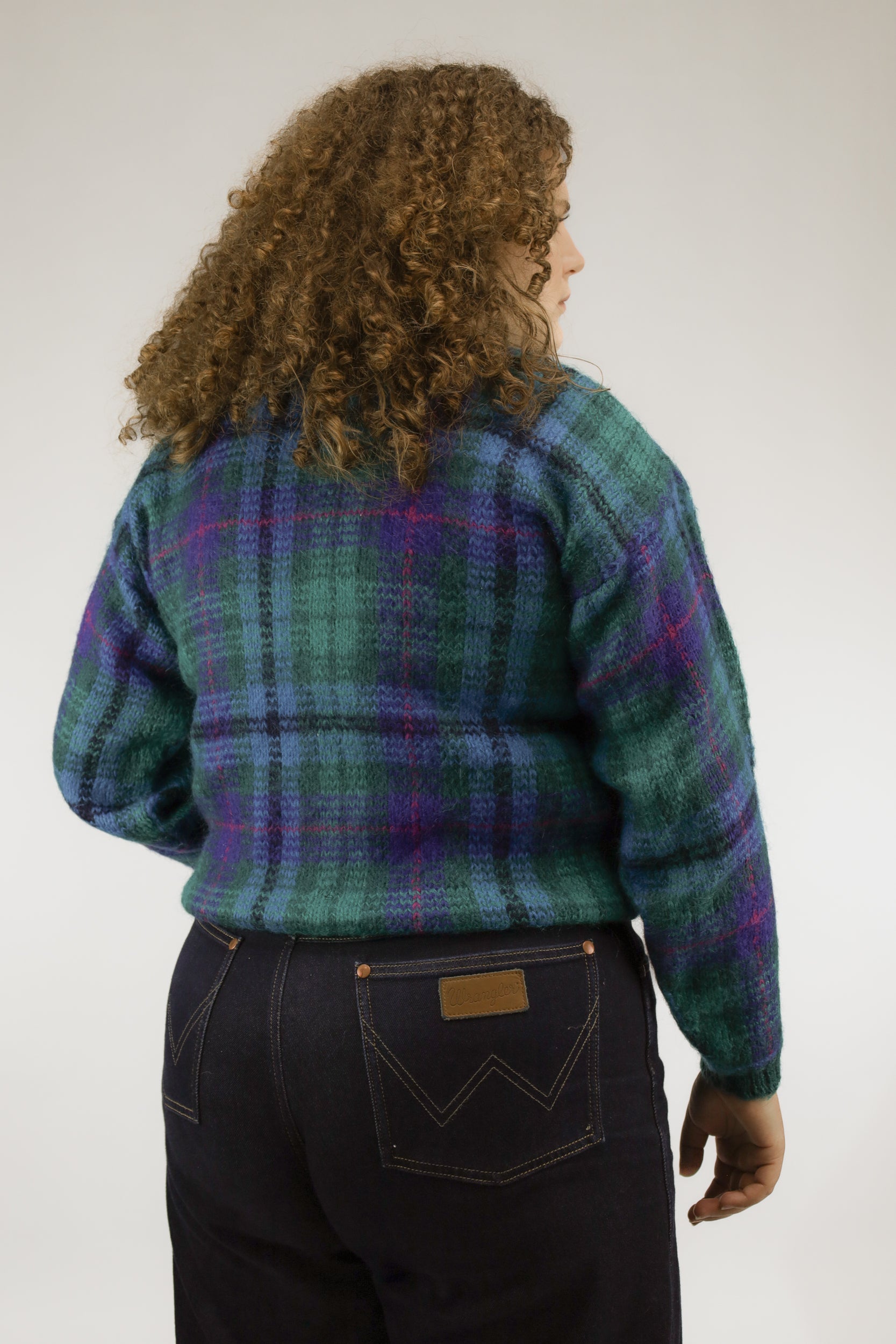 Achteraanzicht van fijngebreide vintage trui met meerkleurige check print