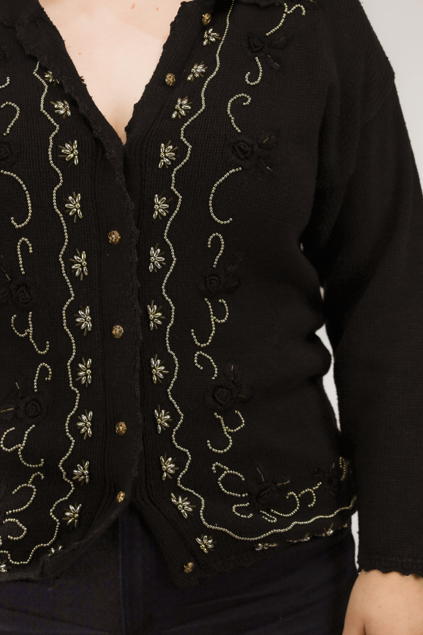 Detail van de gouden borduursels op zwart vintage vest