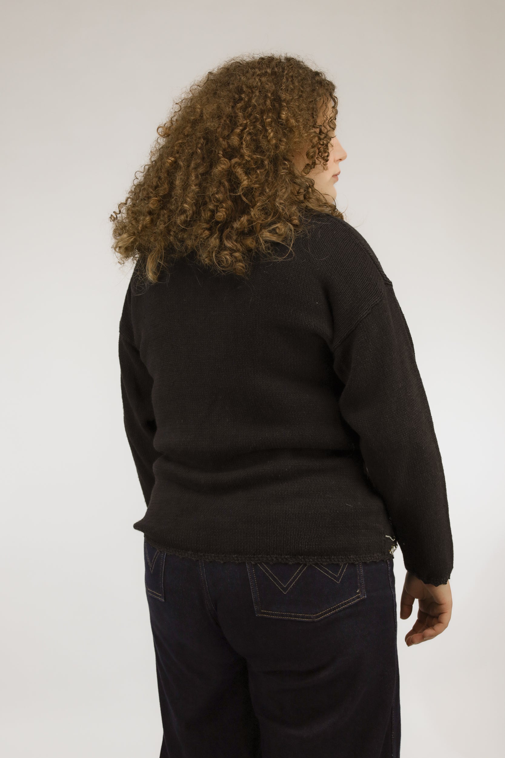 Achteraanzicht van zwart vintage vest met gouden details