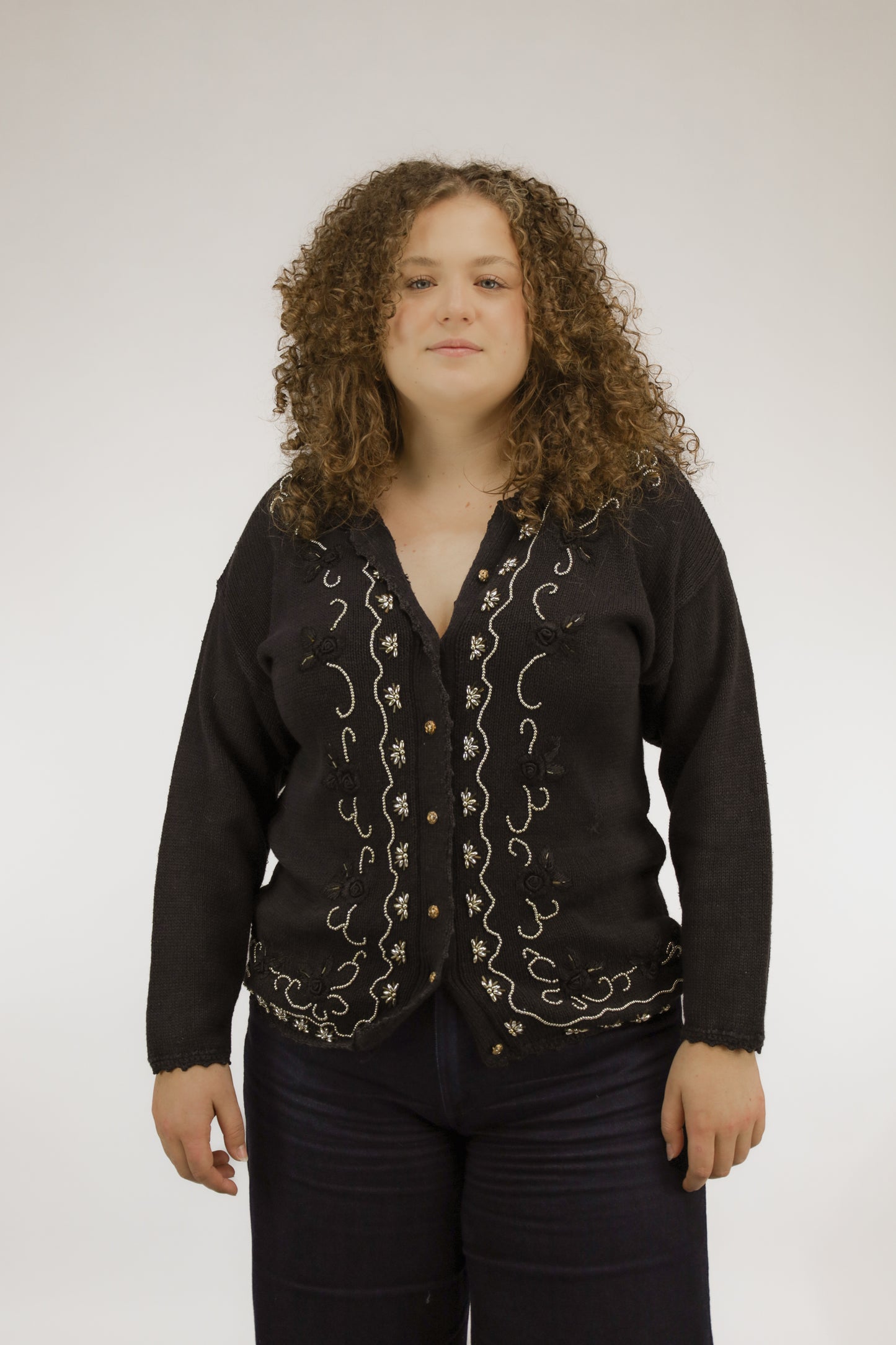 Zwart vintage vest met subtiele gouden borduursels en knoopsluiting, vooraanzicht