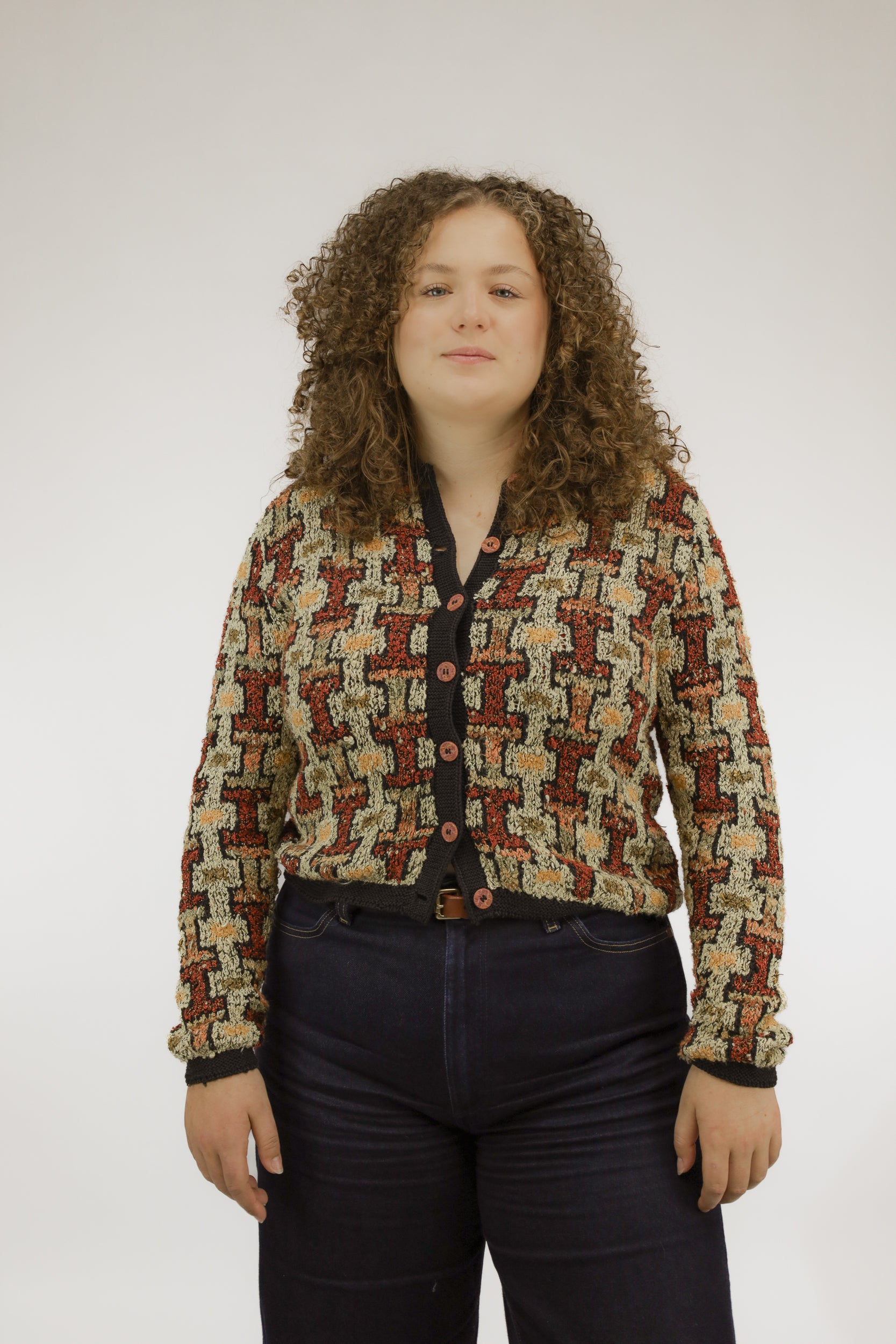 Handgebreid vintage vest met geometrisch patroon in goudgeel en rood, vooraanzicht