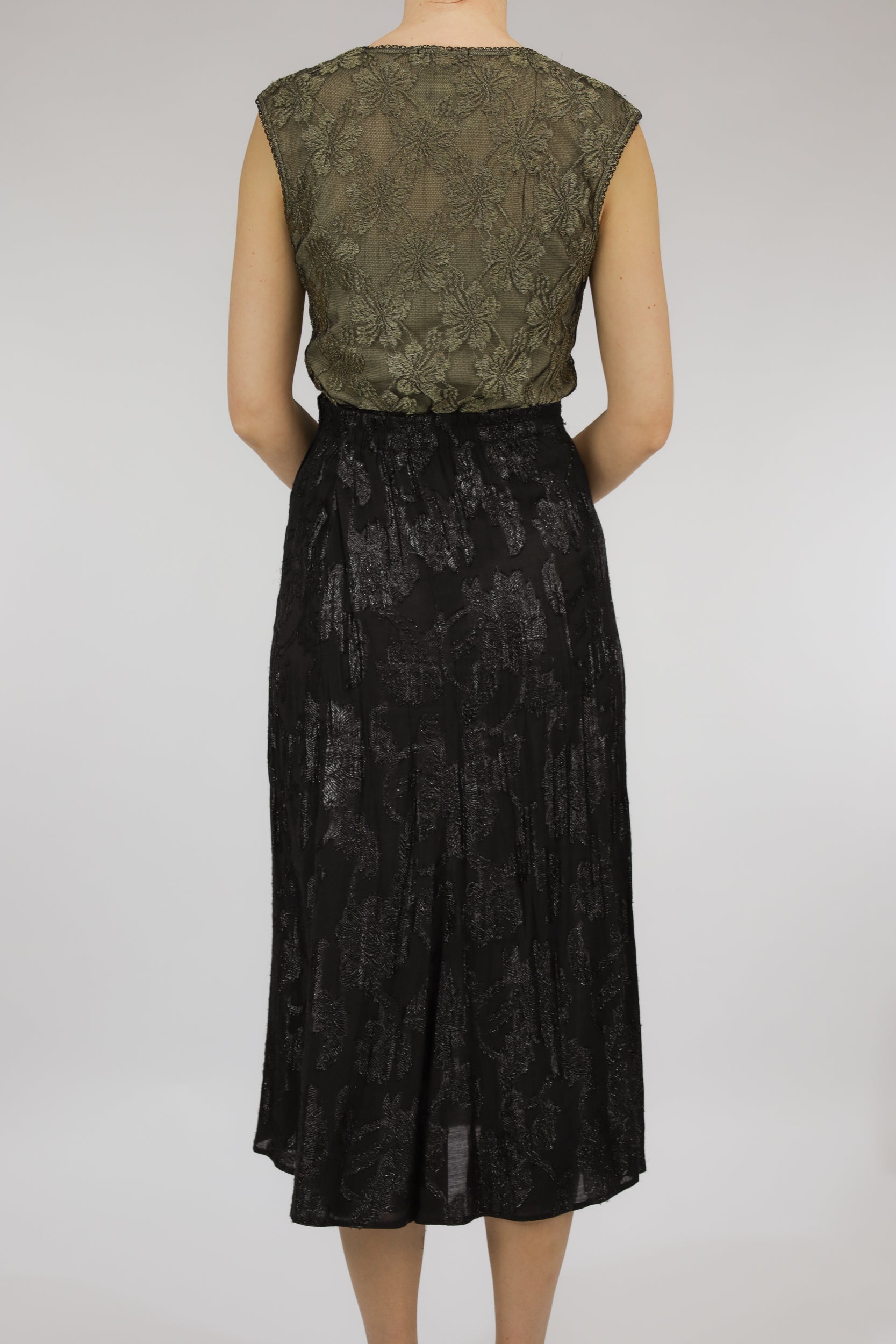 Achteraanzicht van zwarte vintage rok met elastiek in de achtertailleband