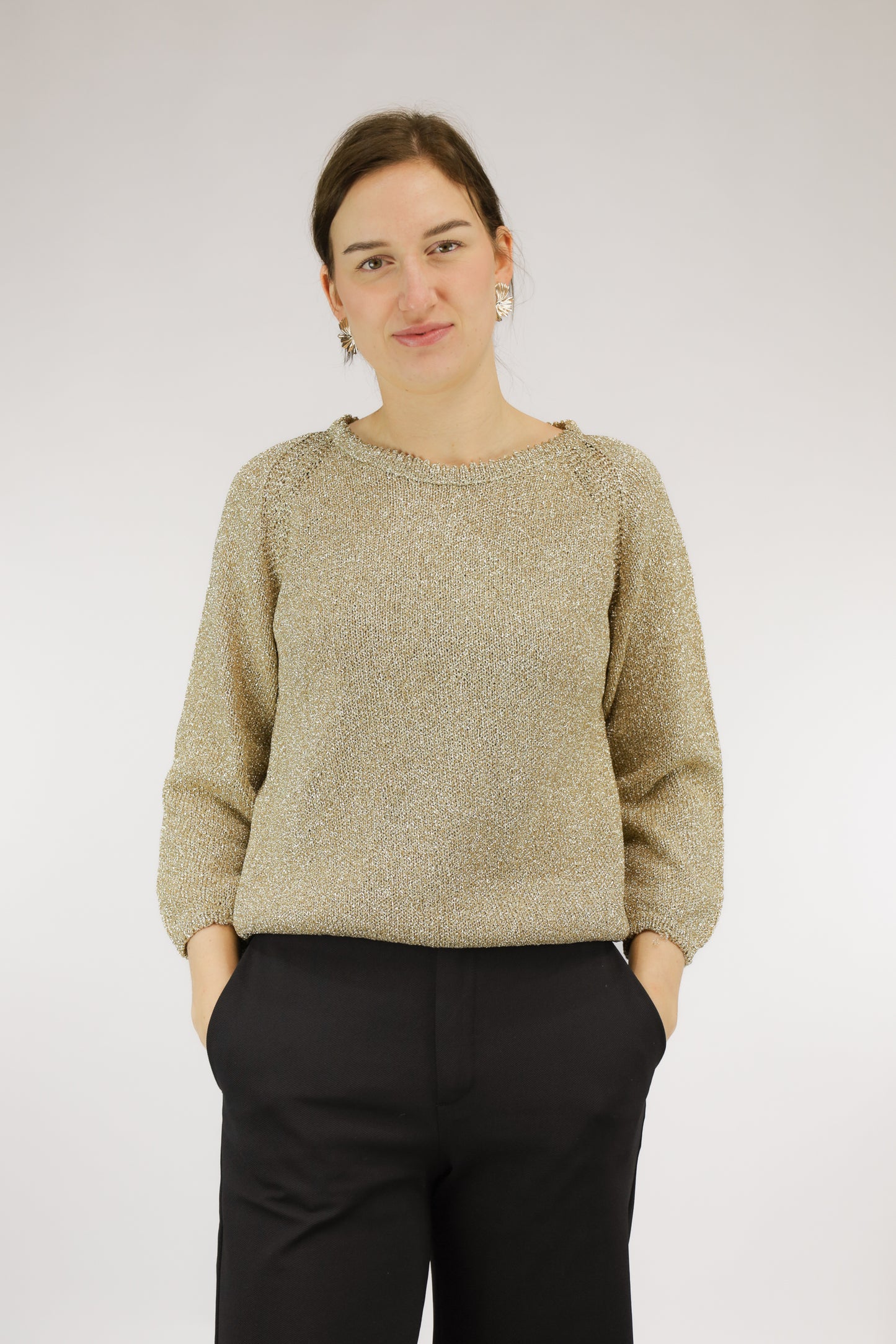 Goudkleurige vintage gebreide trui met ronde hals en halflange pofmouwen, vooraanzicht