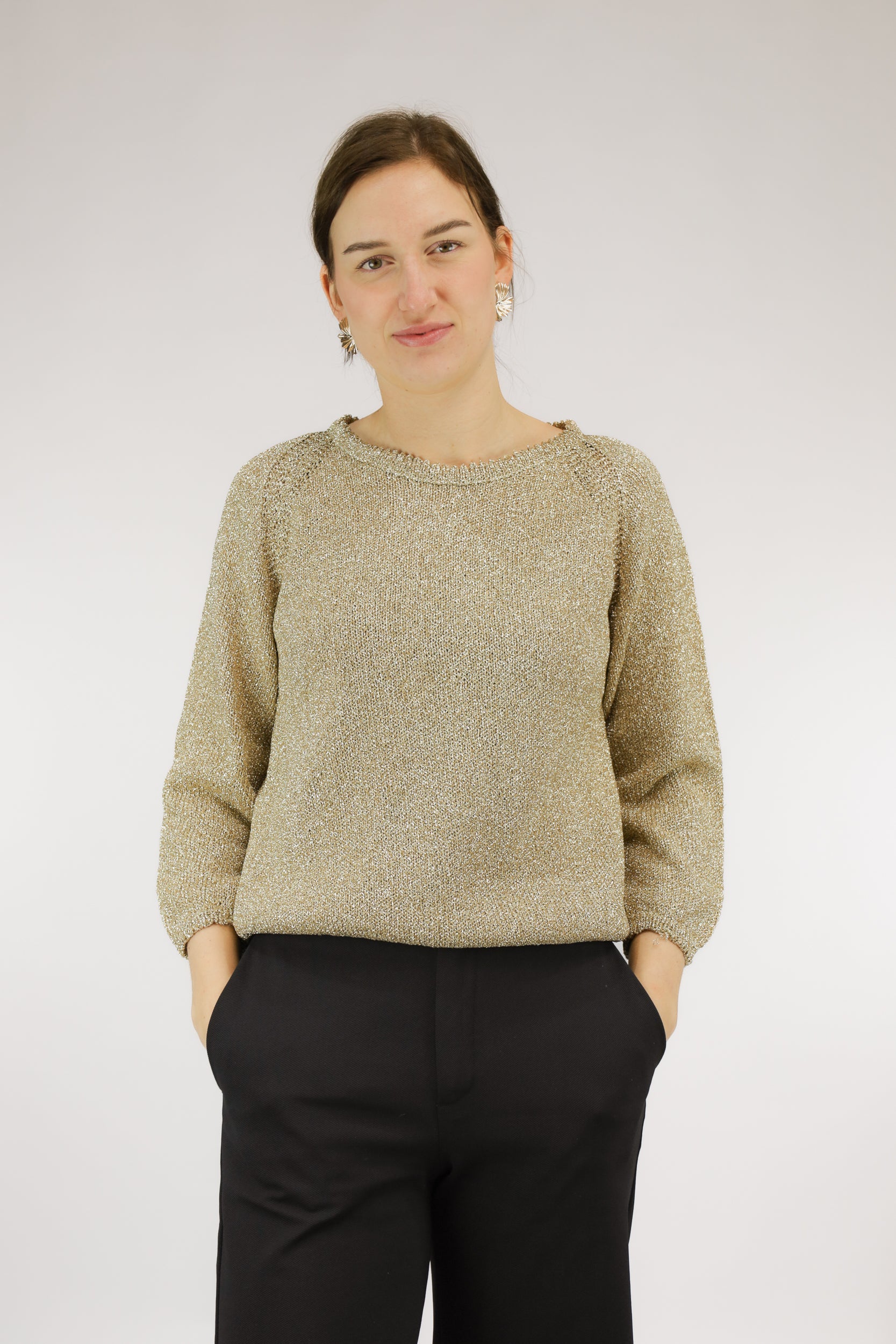 Goudkleurige vintage gebreide trui met ronde hals en halflange pofmouwen, vooraanzicht