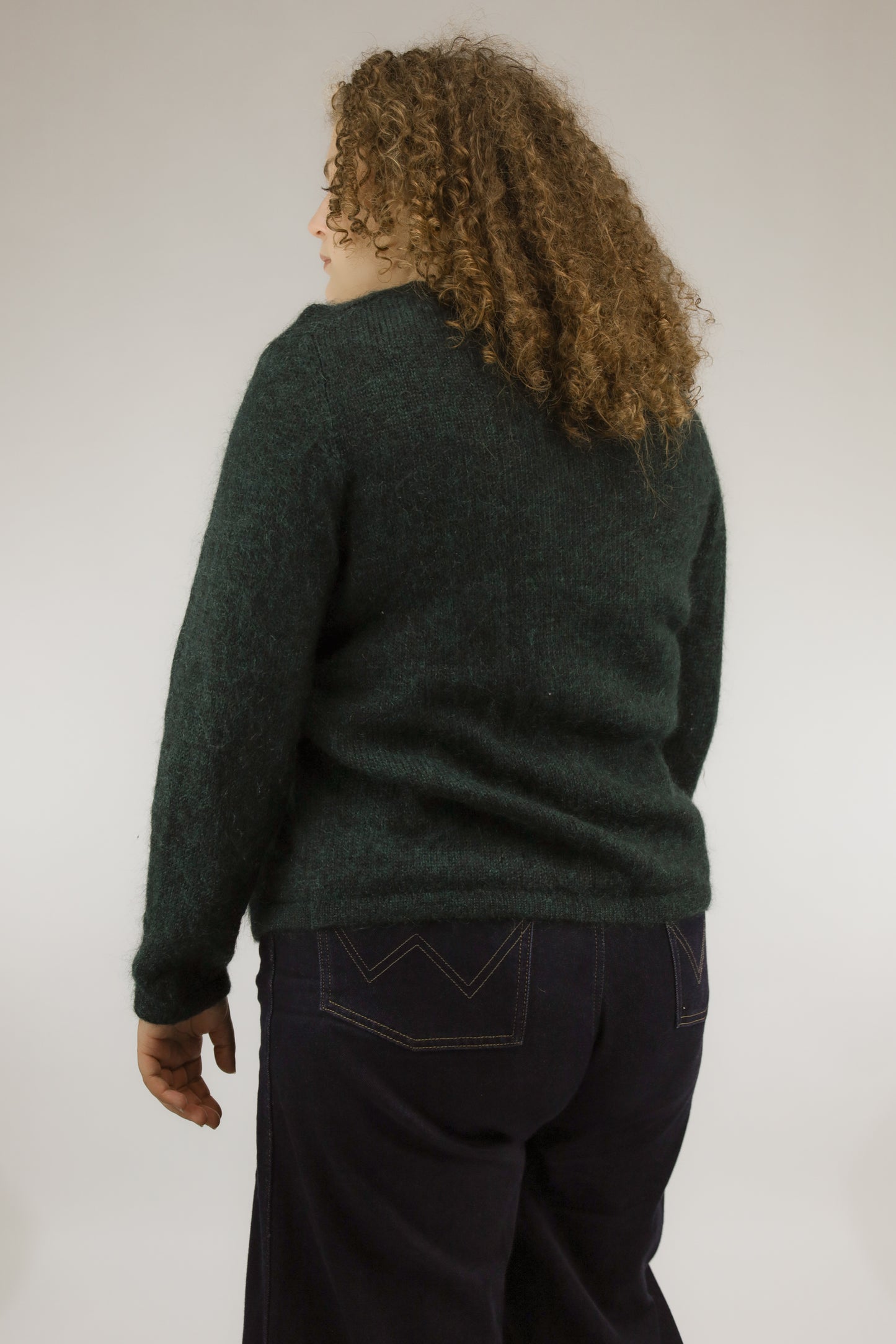 Achteraanzicht van emeraldgroen zacht gebreid vintage vest