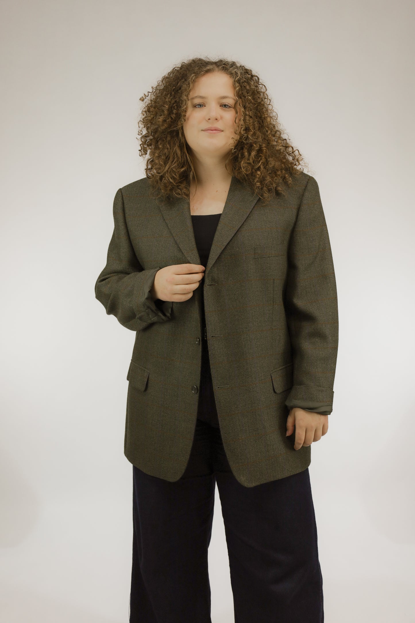 Bruine rechtvallende vintage blazer met visgraat en subtiel blokpatroon, vooraanzicht