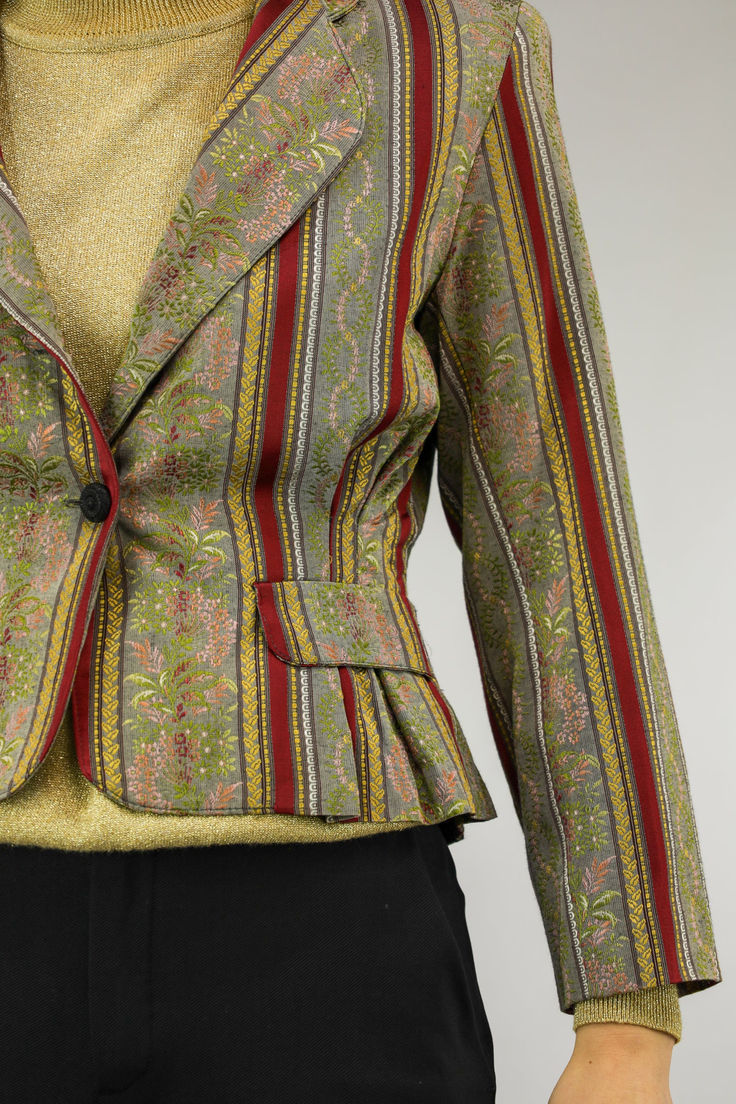 Detail van jacquard geweven stof en peplumvorm van vintage blazer