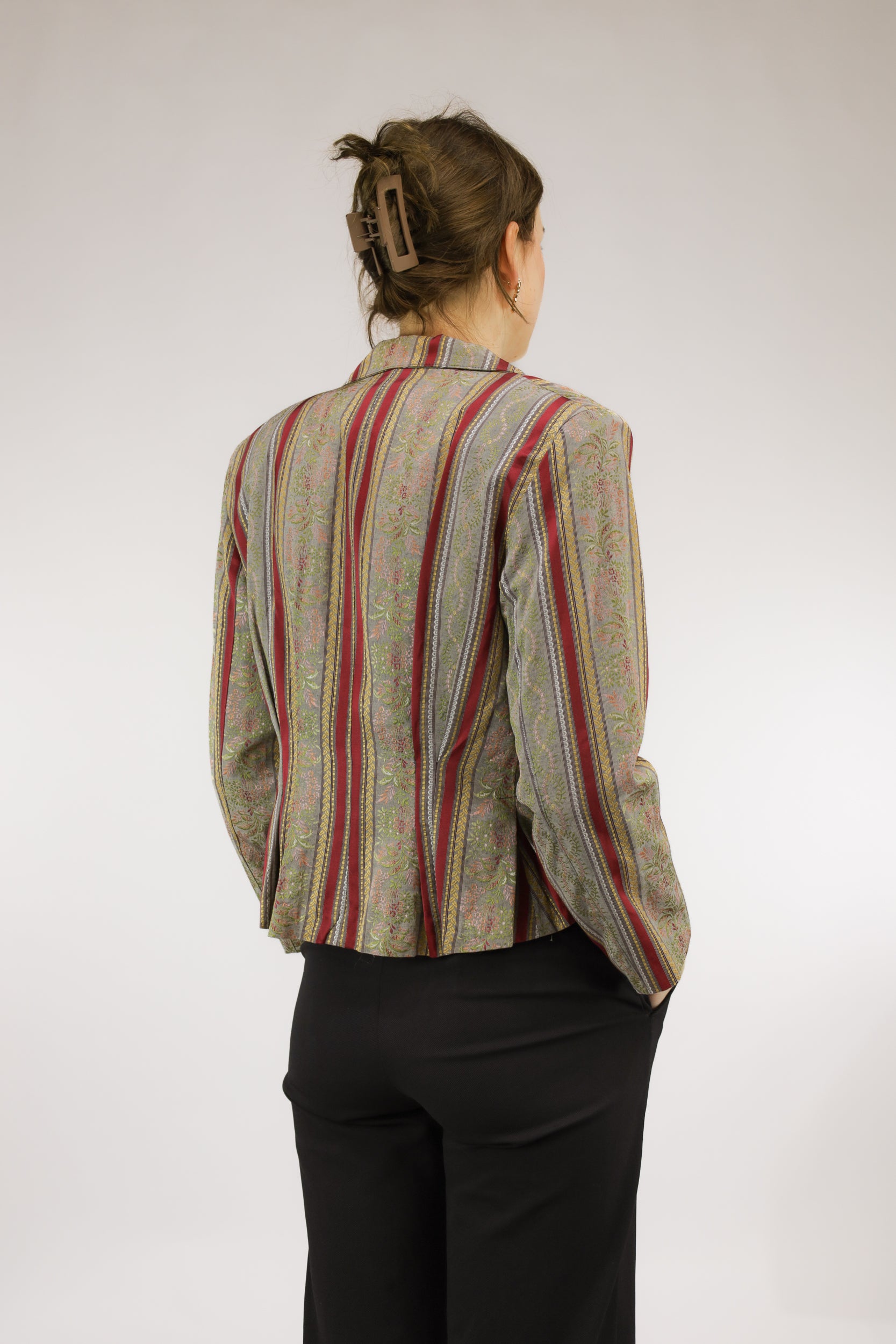 Achteraanzicht van korte vintage blazer met peplummodel