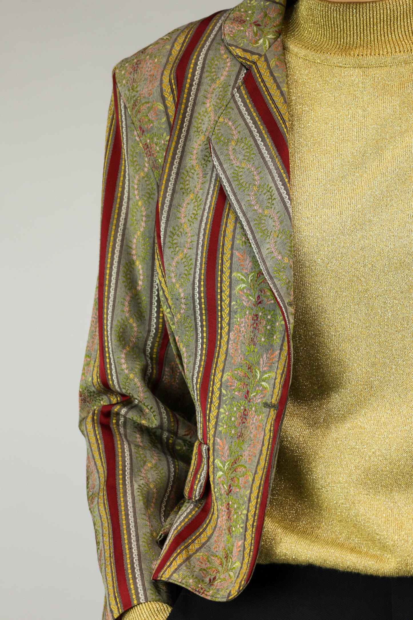 Detail van jacquard geweven stof en peplumvorm van vintage blazer