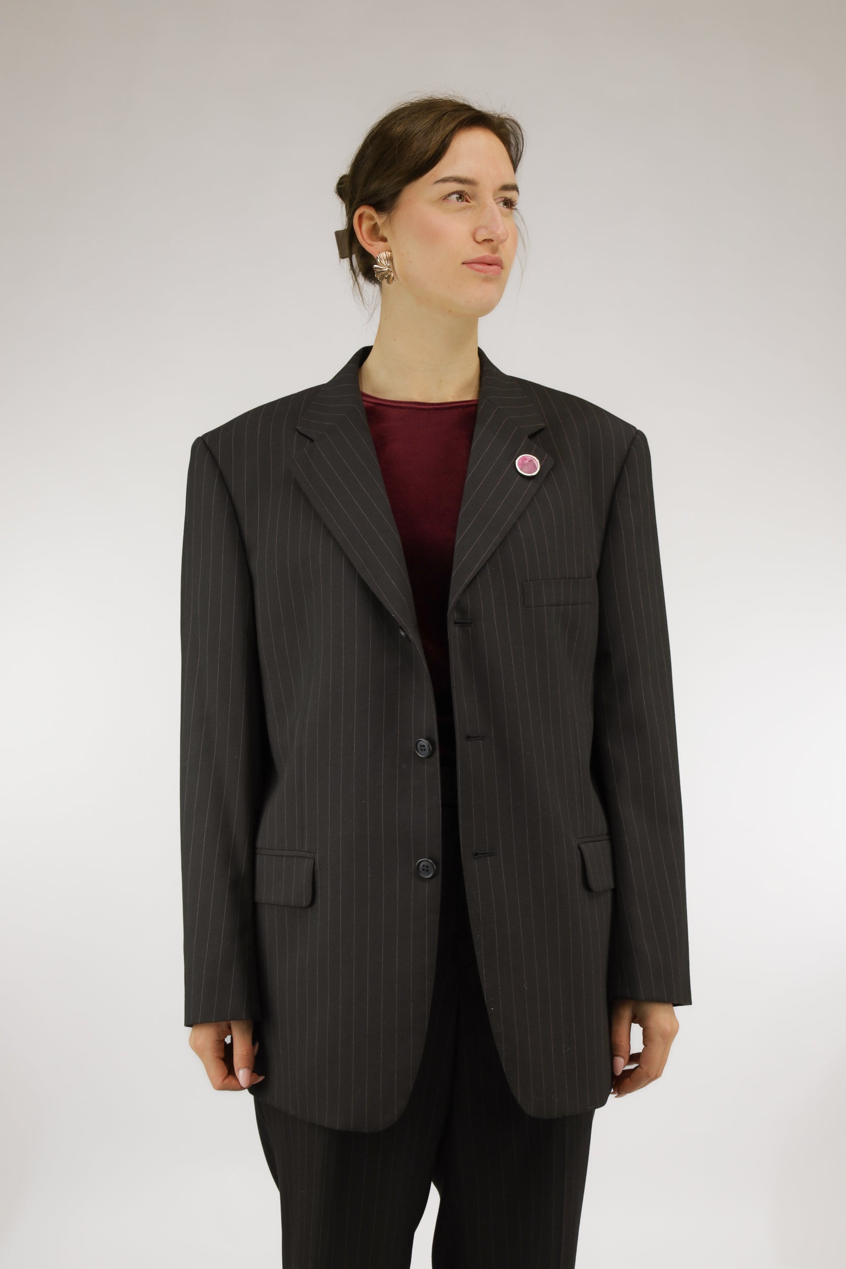 Donkergrijs tweedelig vintage pak met bordeaux krijtstreep, vooraanzicht