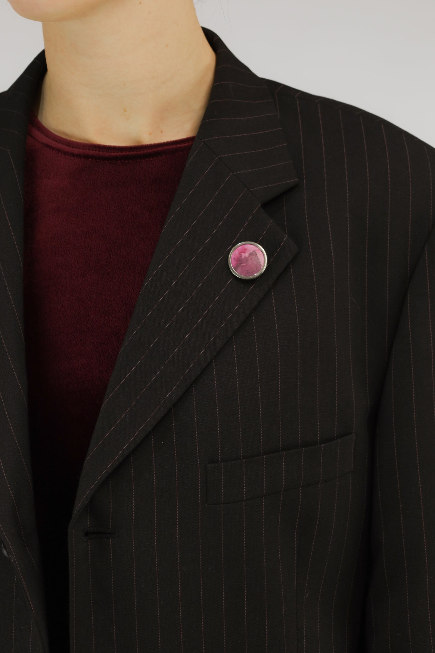 Detail van donkergrijze stof en bordeaux krijtstreep van vintage pak