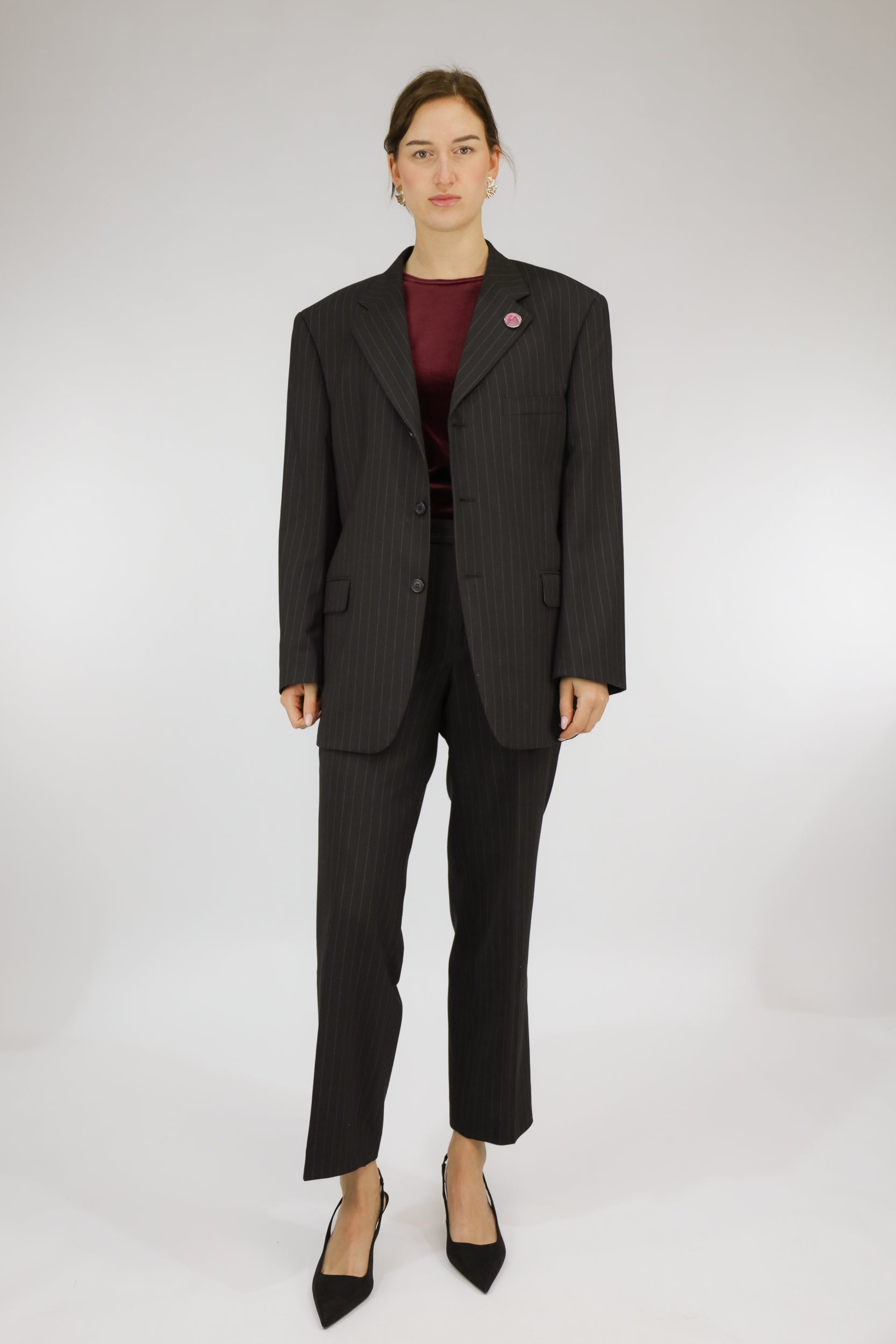 Donkergrijs tweedelig vintage pak met bordeaux krijtstreep, vooraanzicht