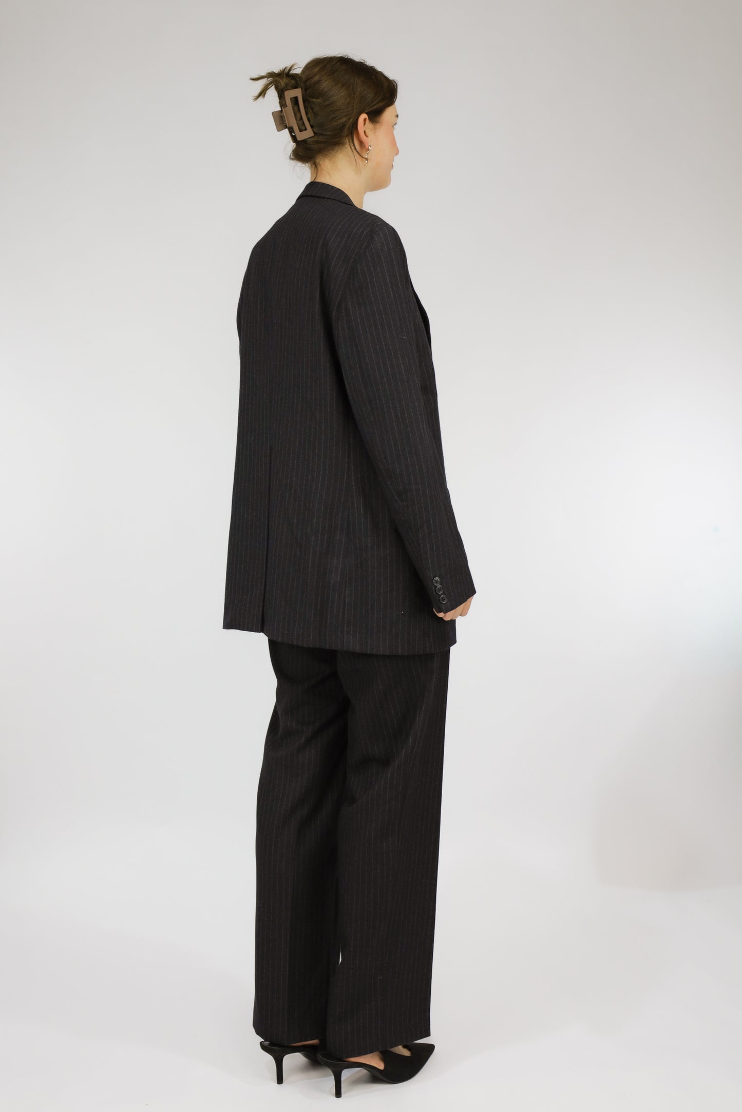 Achteraanzicht van tweedelig vintage pak met klassieke pasvorm