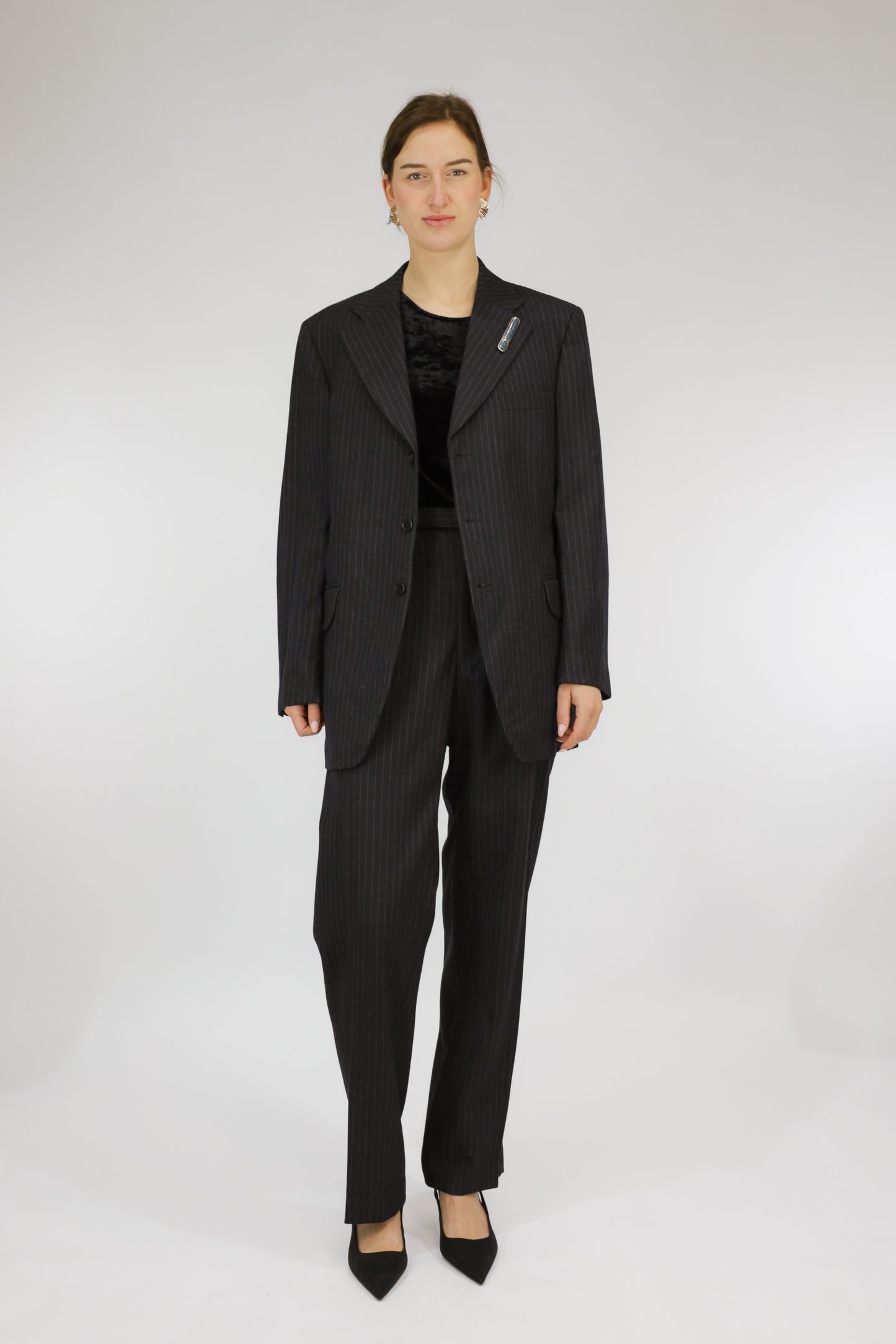 Detail van krijtstreep, bandplooi en stofkwaliteit van vintage pak