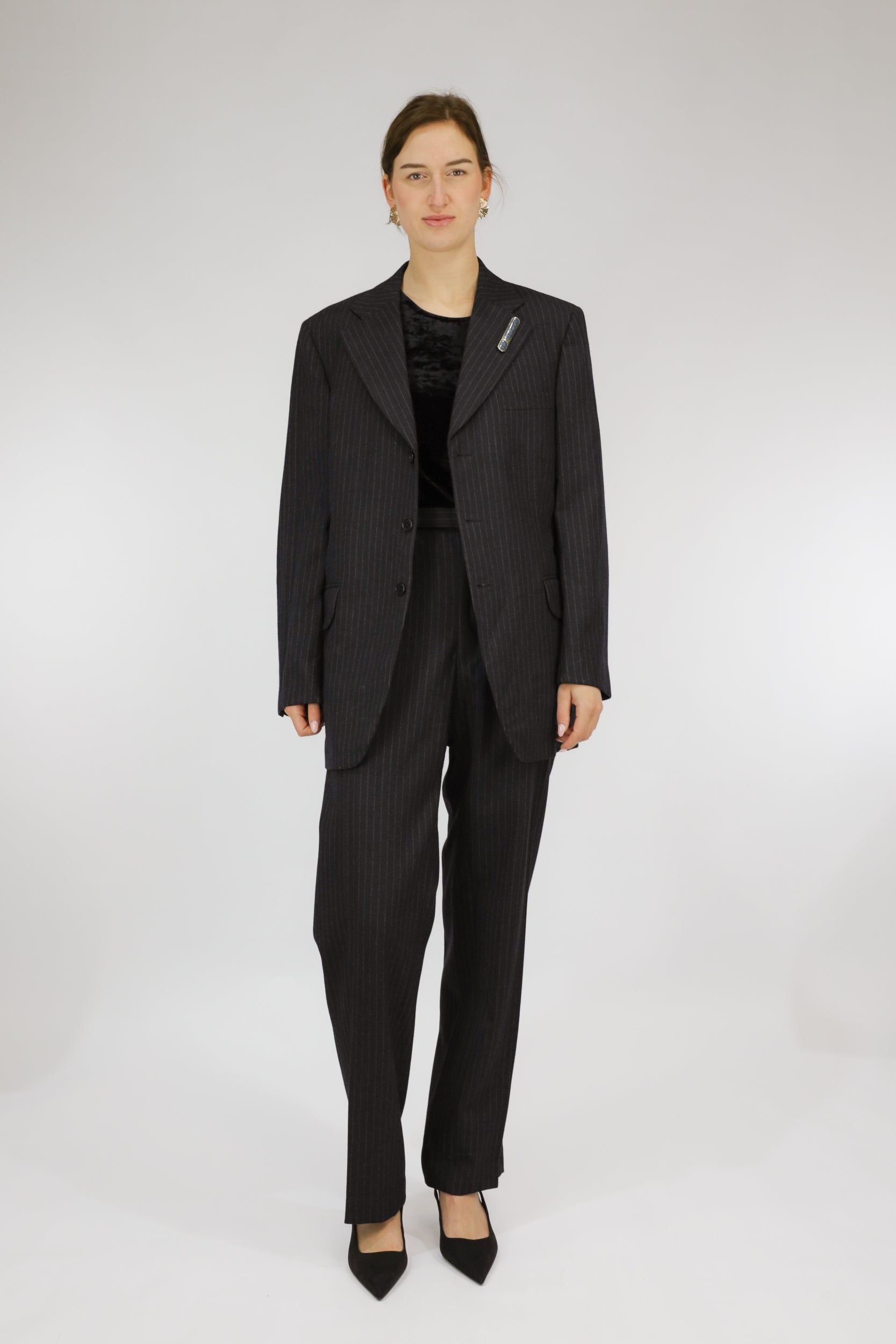 Detail van krijtstreep, bandplooi en stofkwaliteit van vintage pak