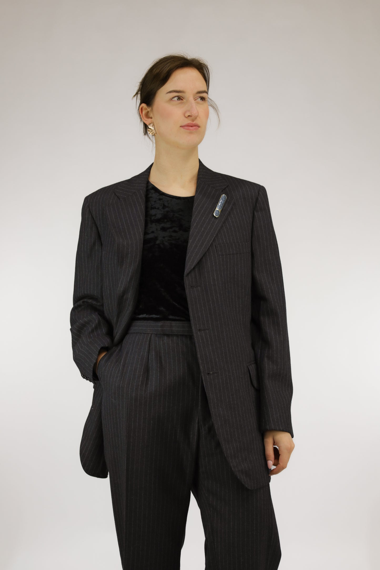 Tweedelig vintage krijtstreeppak met bandplooi pantalon en single-breasted blazer, vooraanzicht