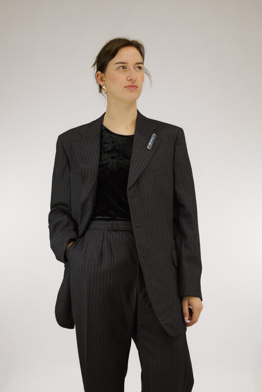 Tweedelig vintage krijtstreeppak met bandplooi pantalon en single-breasted blazer, vooraanzicht