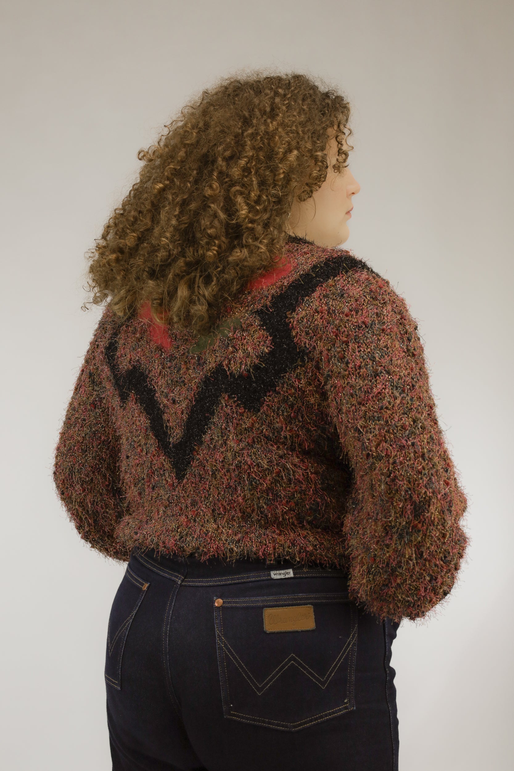 Achteraanzicht van gebreid vintage vest met harig uiterlijk