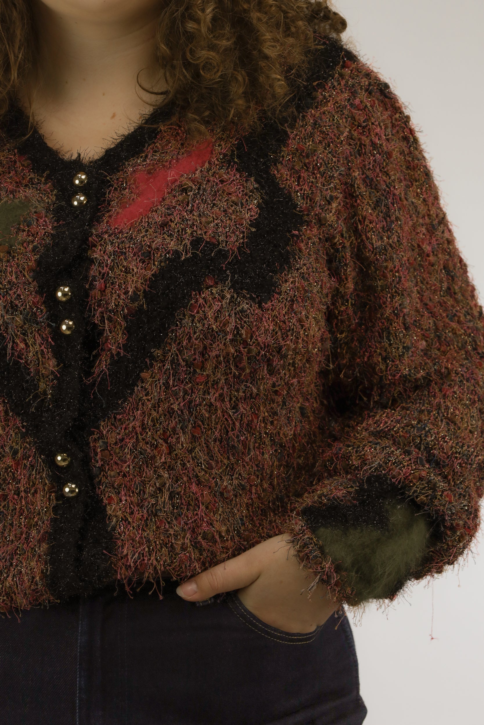 Detail van harige mohairmix en warme kleurcombinatie van vintage vest