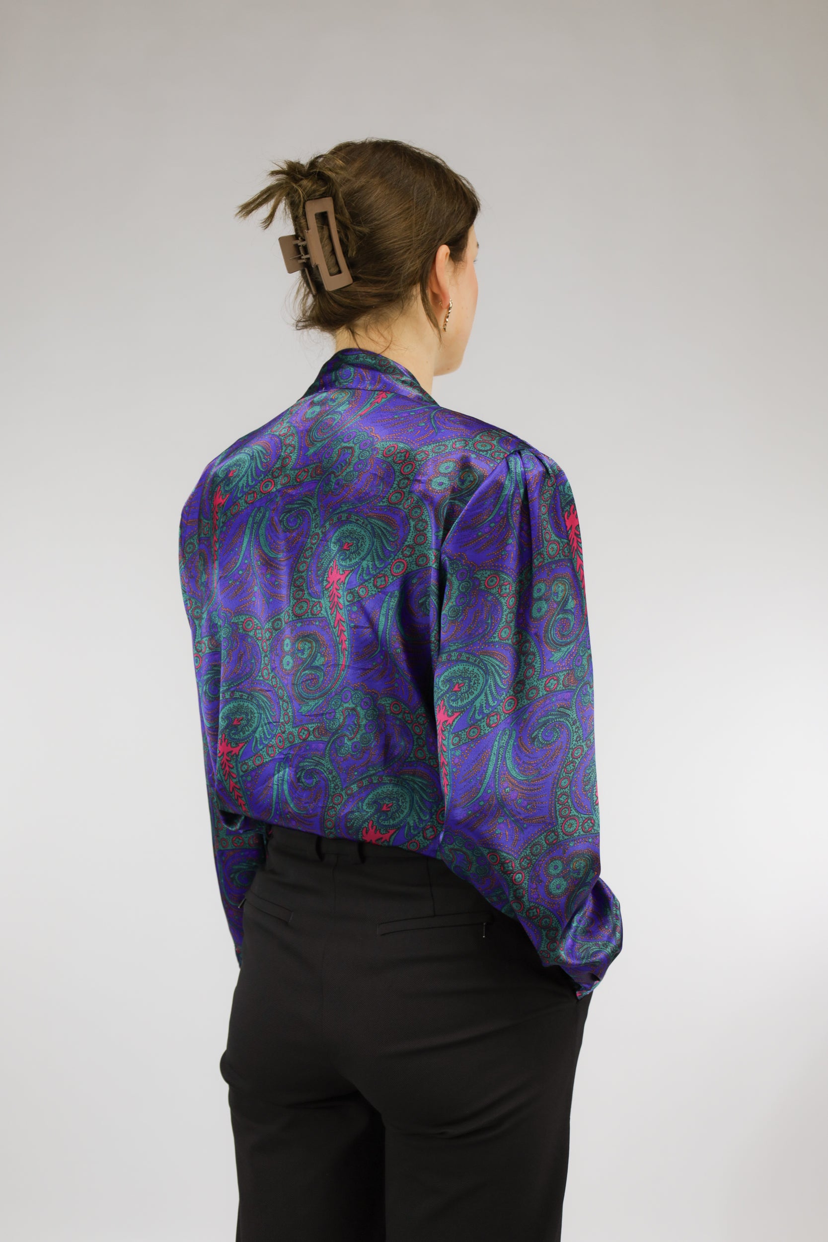 Achteraanzicht van diep paarse vintage blouse met paisleydessin