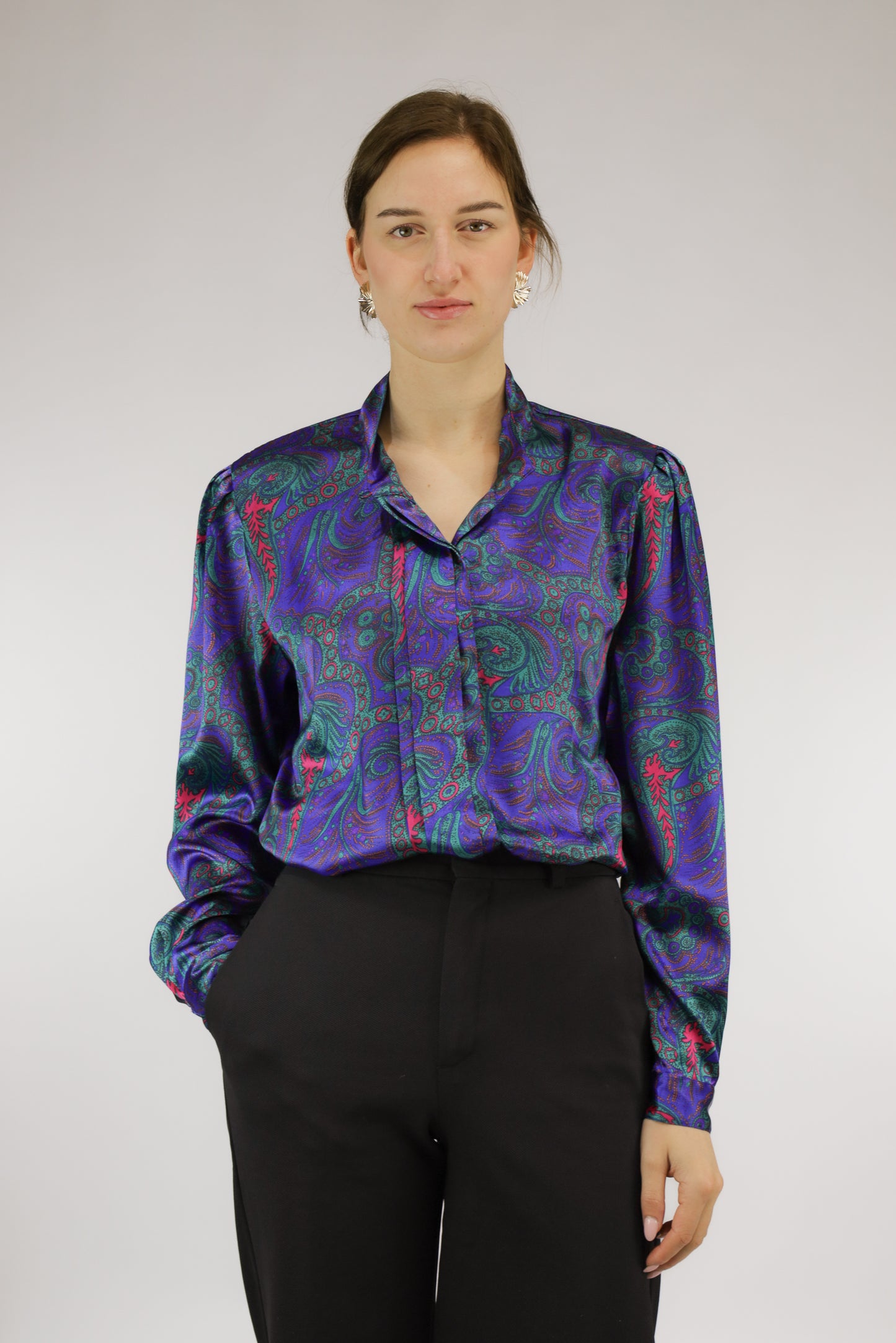 Dieppaars soepelvallende vintage blouse met paisleydessin en geplooide mouw, vooraanzicht