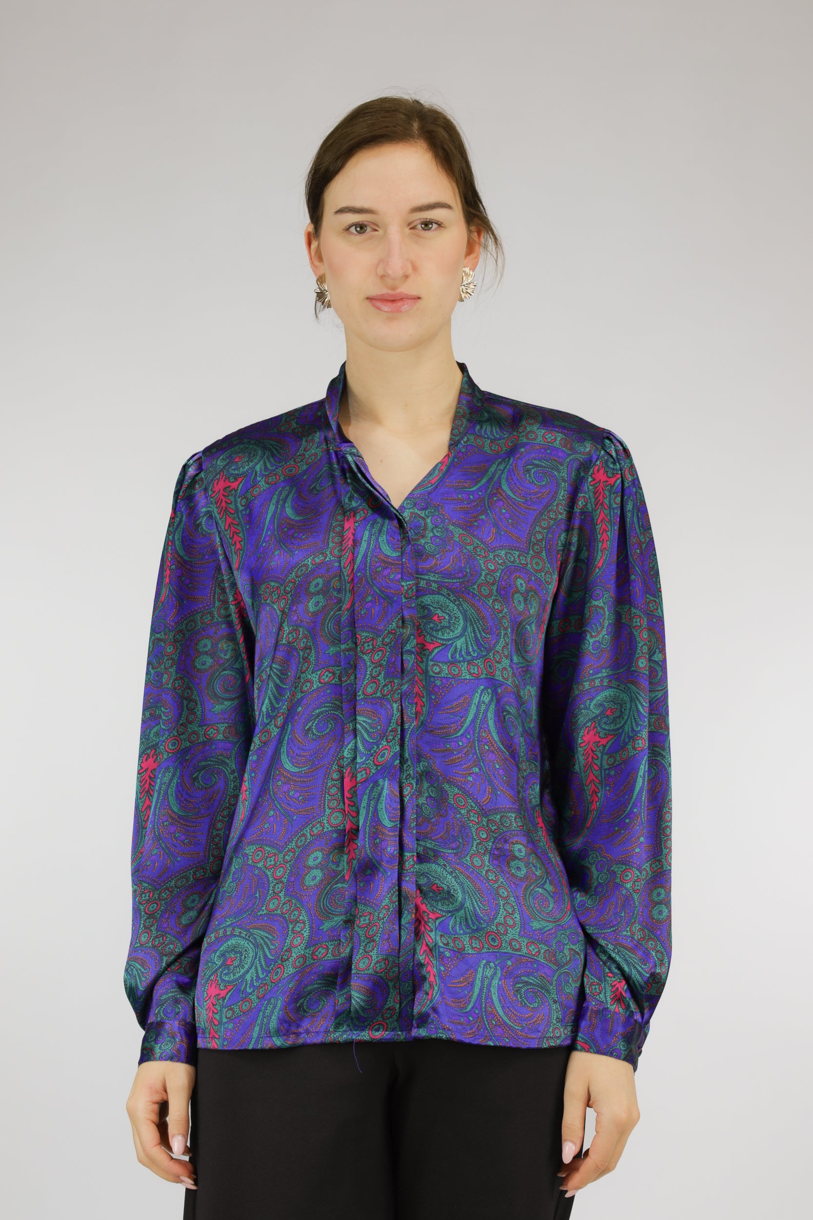 Dieppaars soepelvallende vintage blouse met paisleydessin en geplooide mouw, vooraanzicht