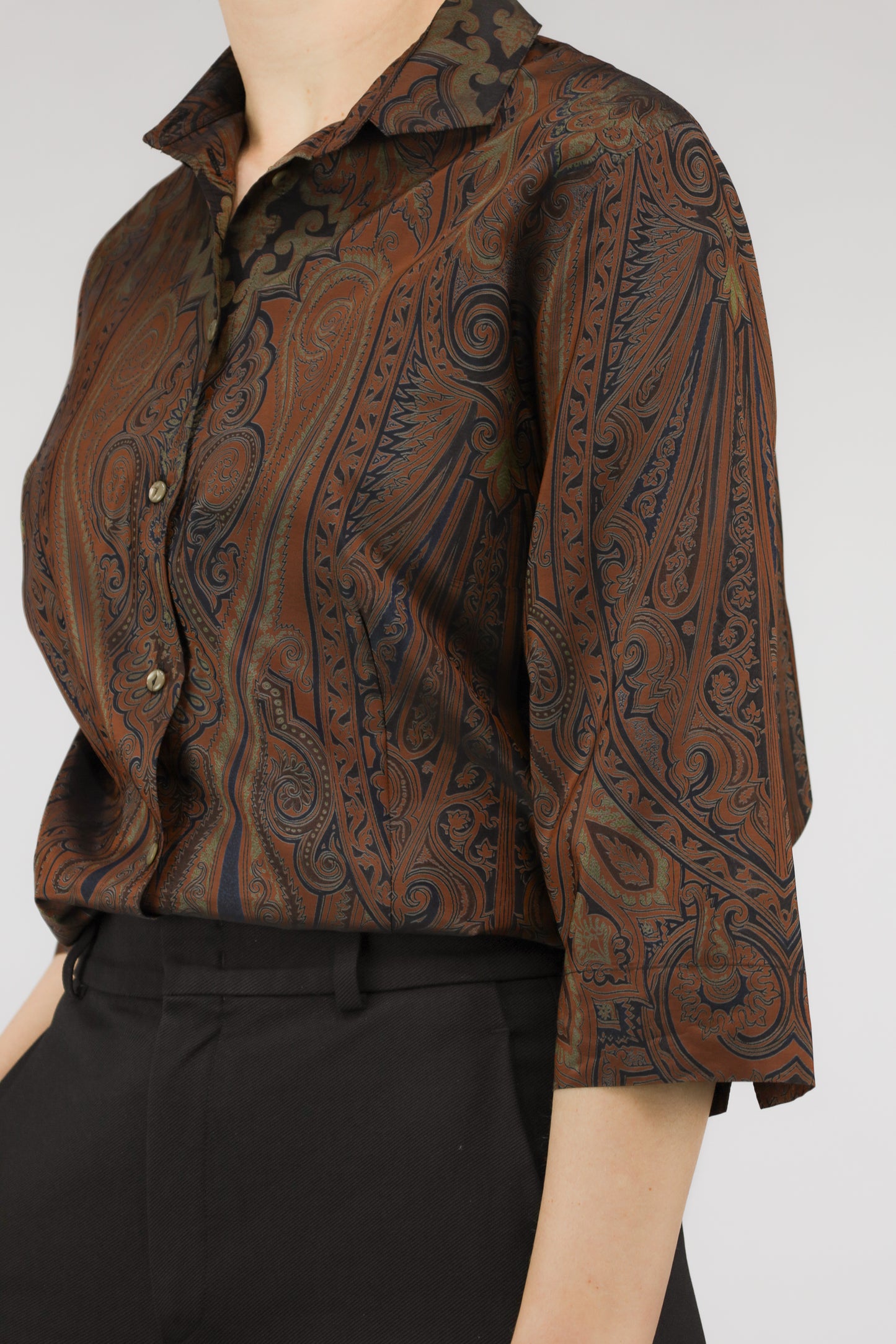 Detail van paisleyprint en licht glanzende, stuggere stof van vintage blouse
