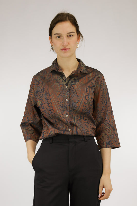 Vintage blouse in warme kleur met symmetrisch paisleydessin en 3/4 mouw, vooraanzicht