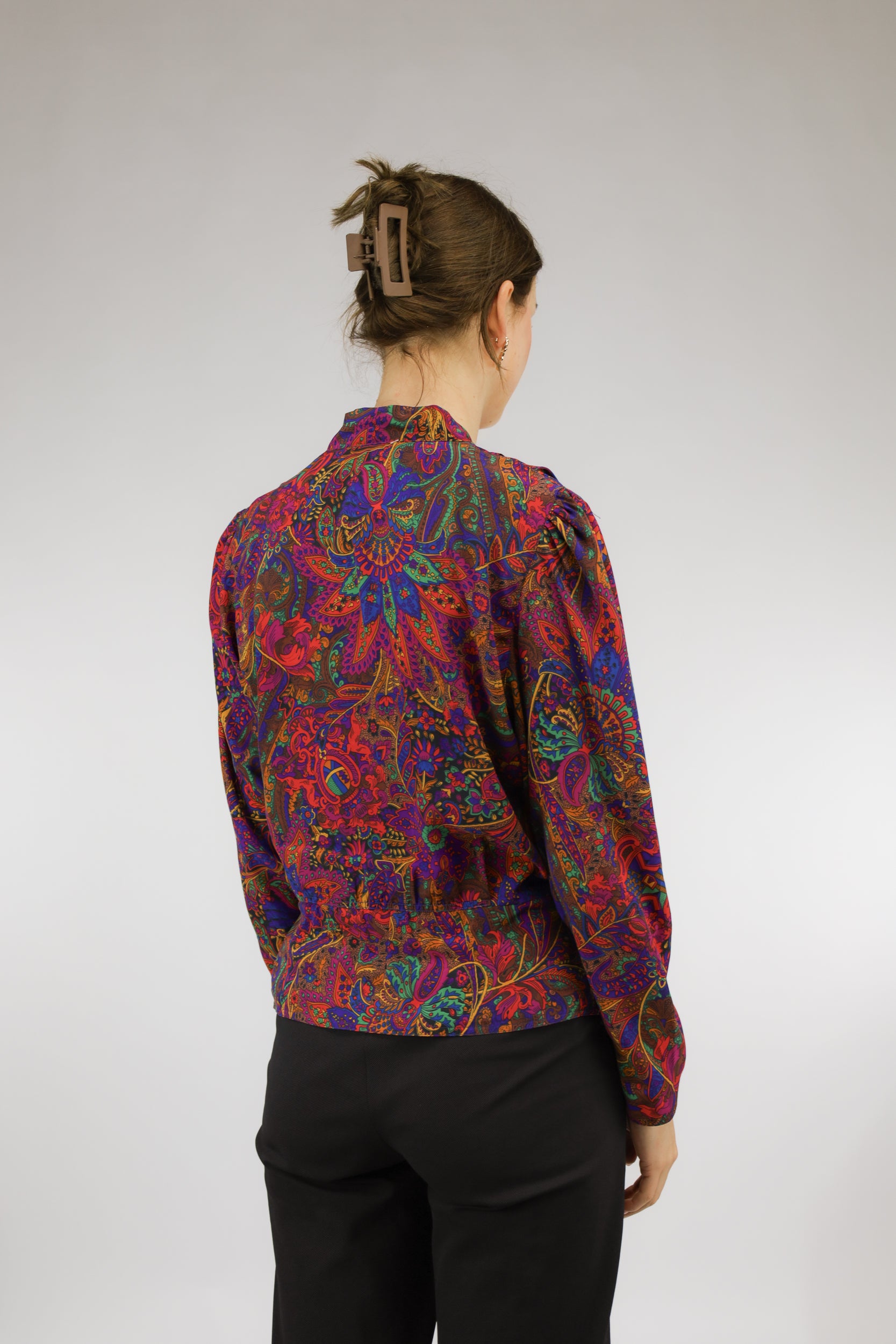 Achteraanzicht van soepele vintage blouse met smalle mouwen