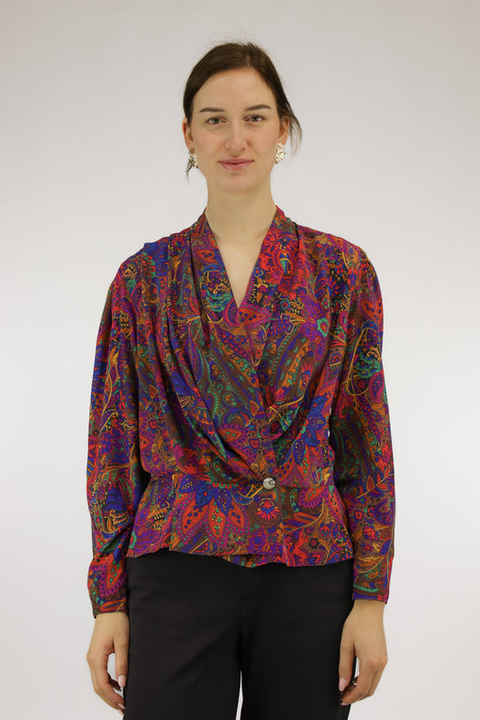 Vintage wikkelblouse met paisleydessin, gouden knoop en sjaalkraag met plooien, vooraanzicht