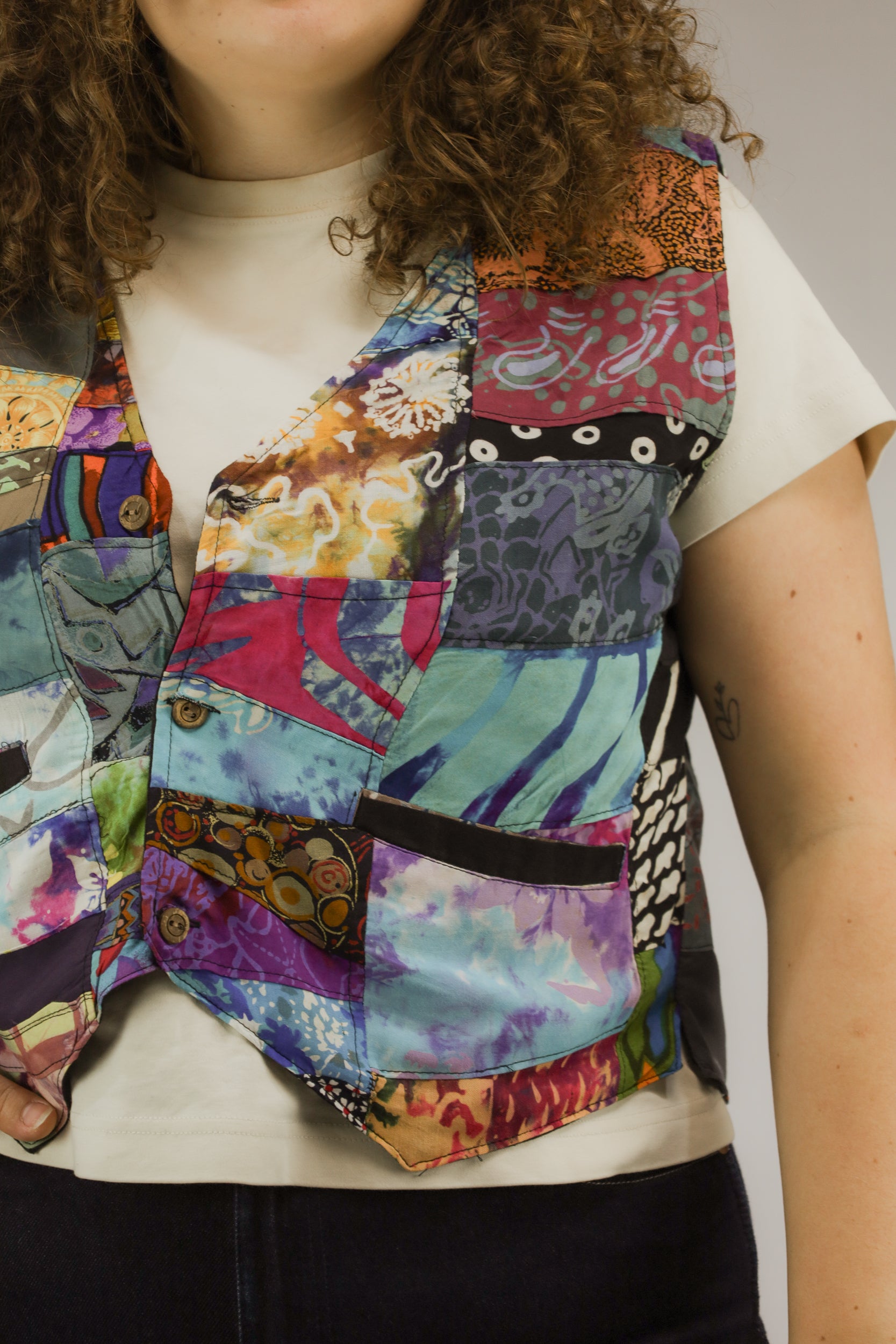 Detail van patchwork en verschillende stoffen in meerkleurig vintage gilet