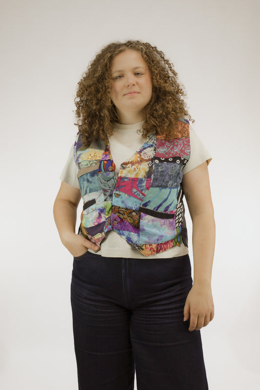 Meerkleurig vintage patchwork gilet van lapjes stof, vooraanzicht