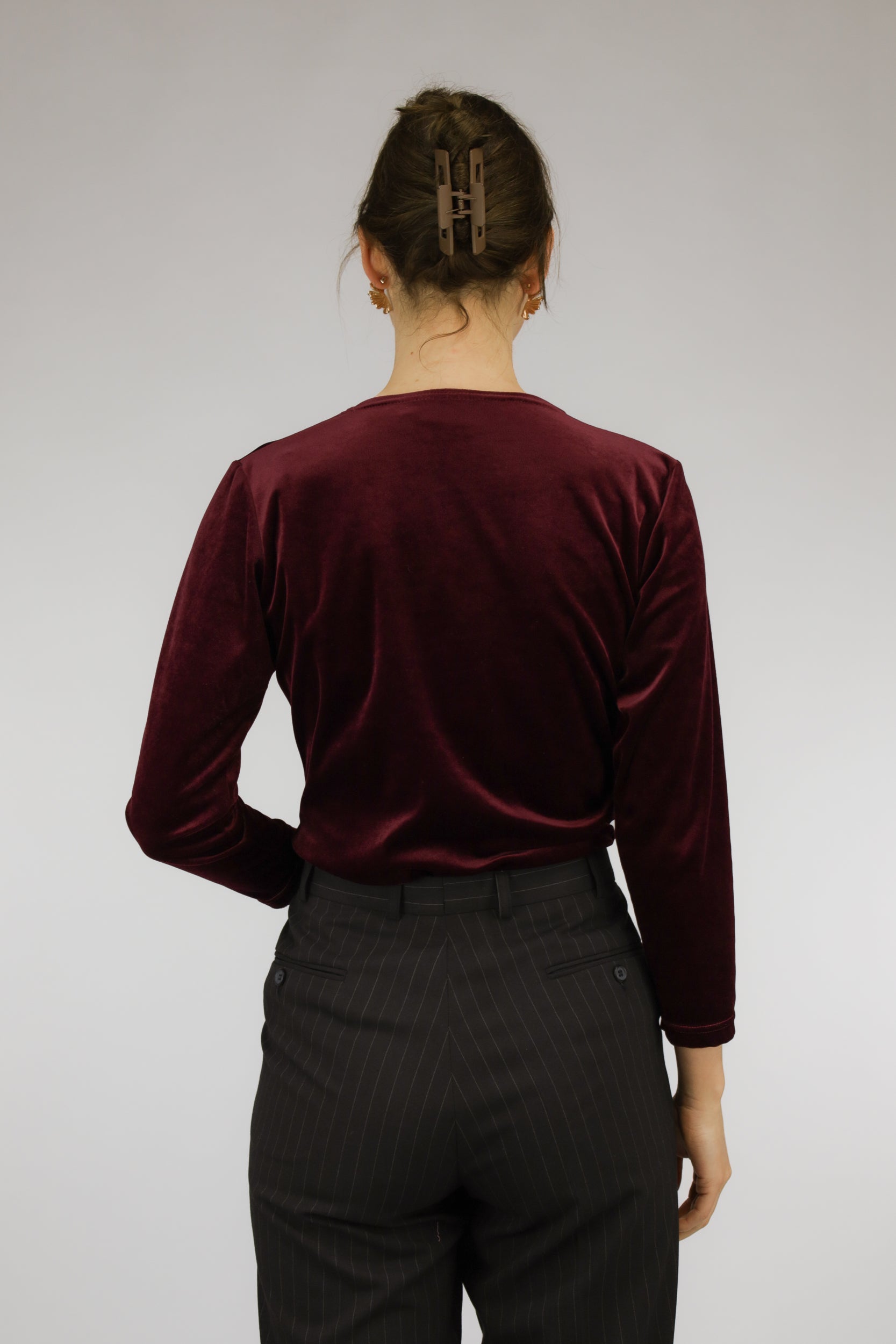 Achteraanzicht van bordeauxrode vintage velvet top