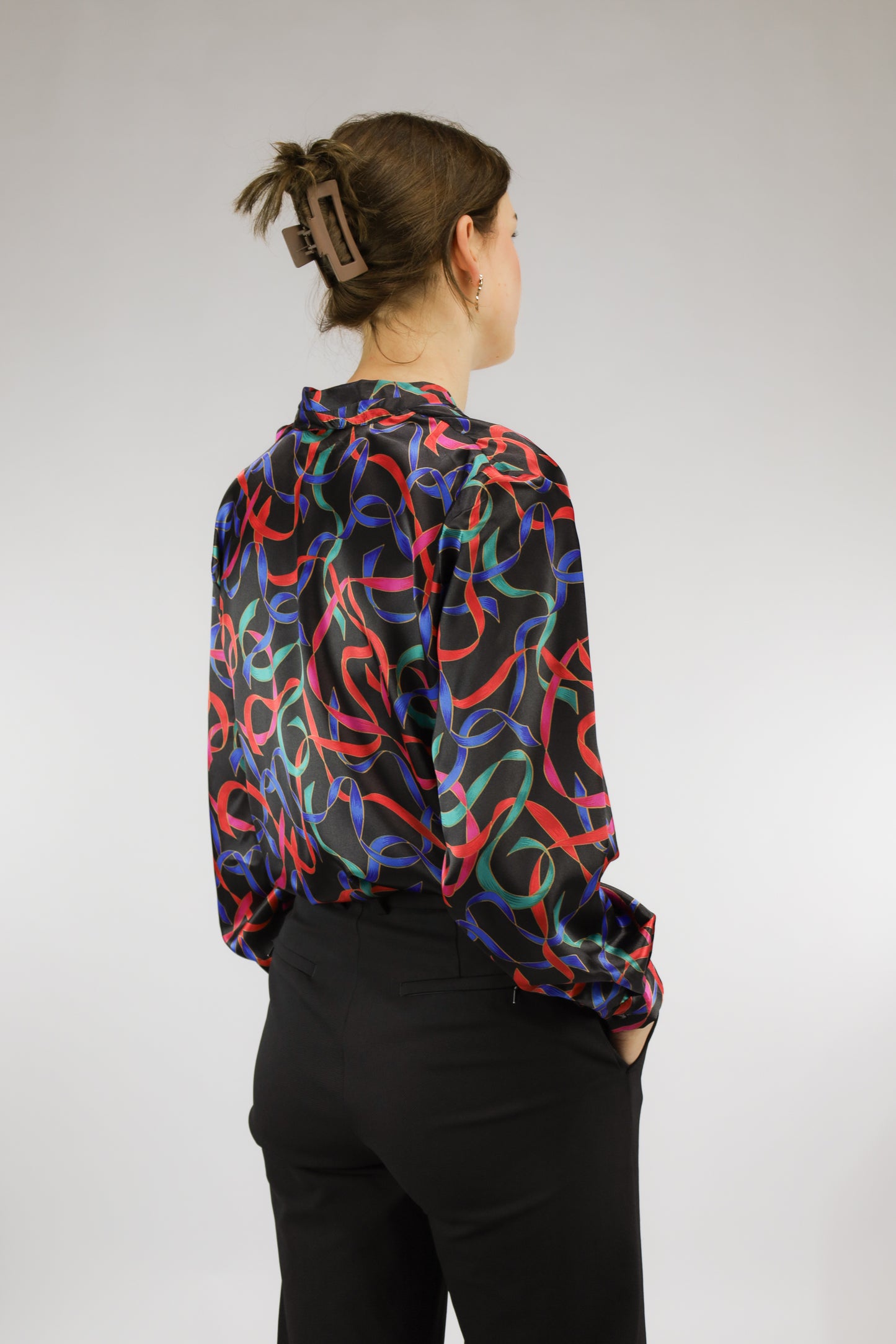 Achteraanzicht van zwarte vintage blouse met kleurrijk dessin