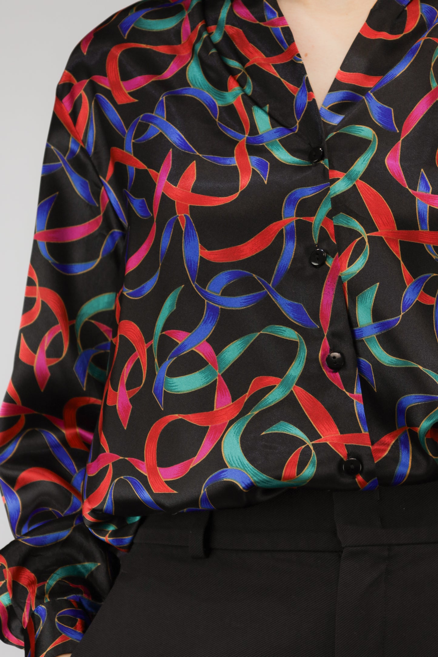 Detail van lintendessin en soepele stof van vintage blouse