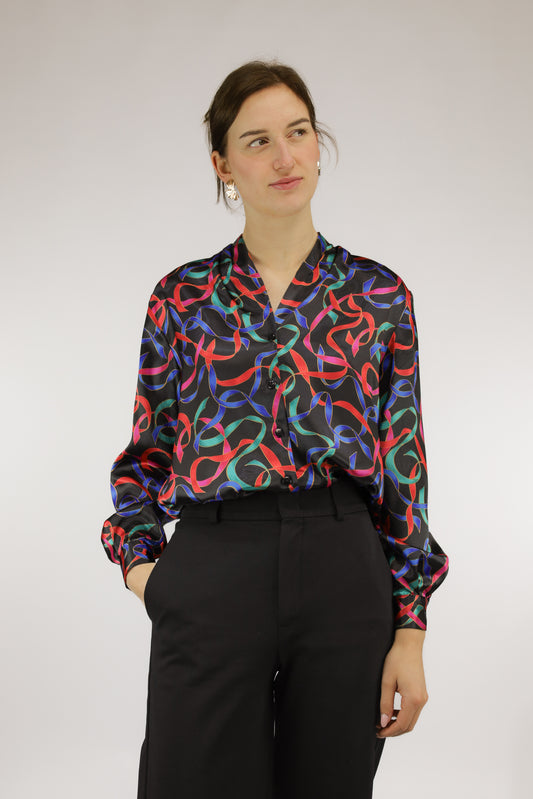 Zwarte soepelvallende vintage blouse met gekleurd lintendessin, vooraanzicht