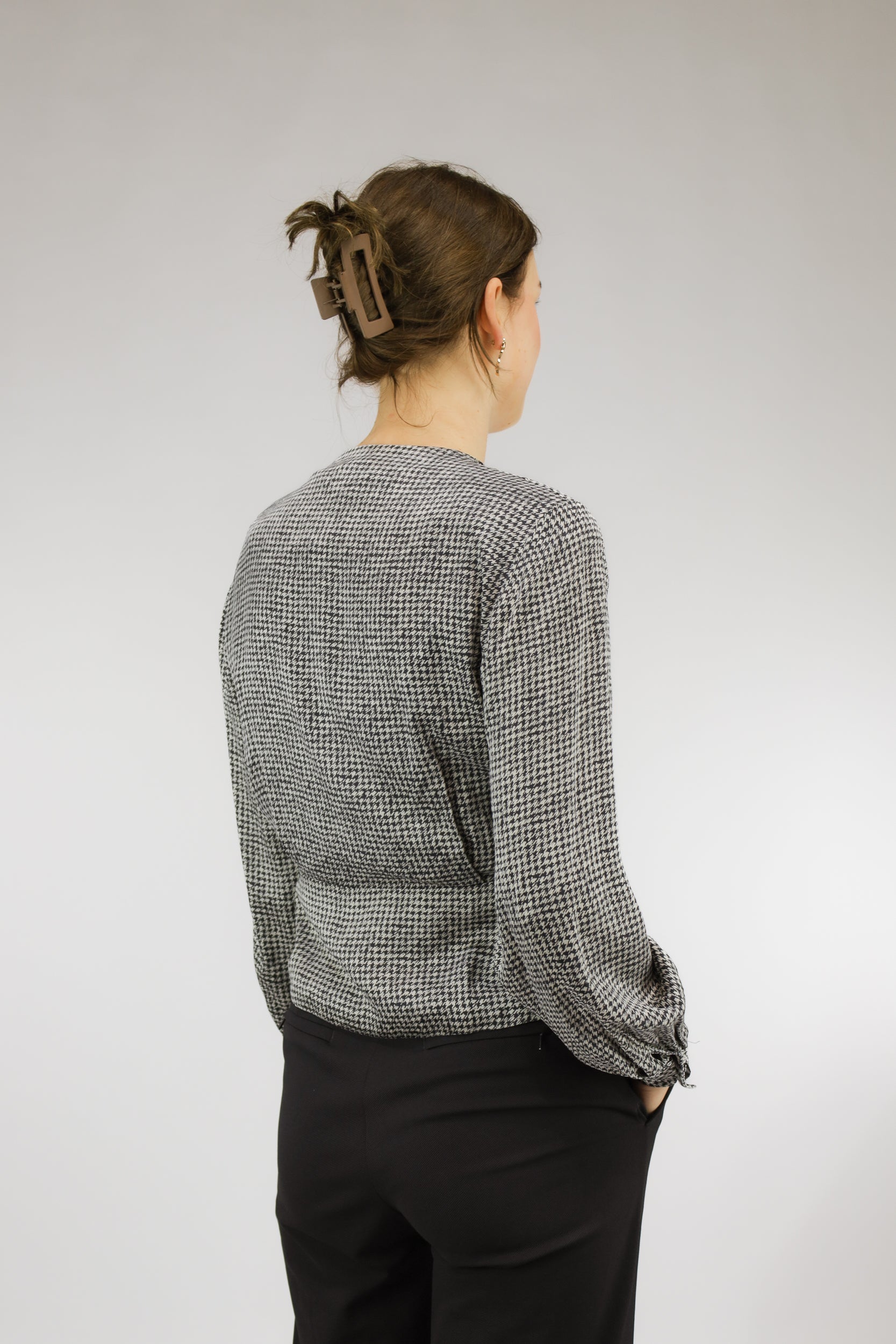 Achteraanzicht van vintage blouse met wijde mouwen en pied-de-poule print