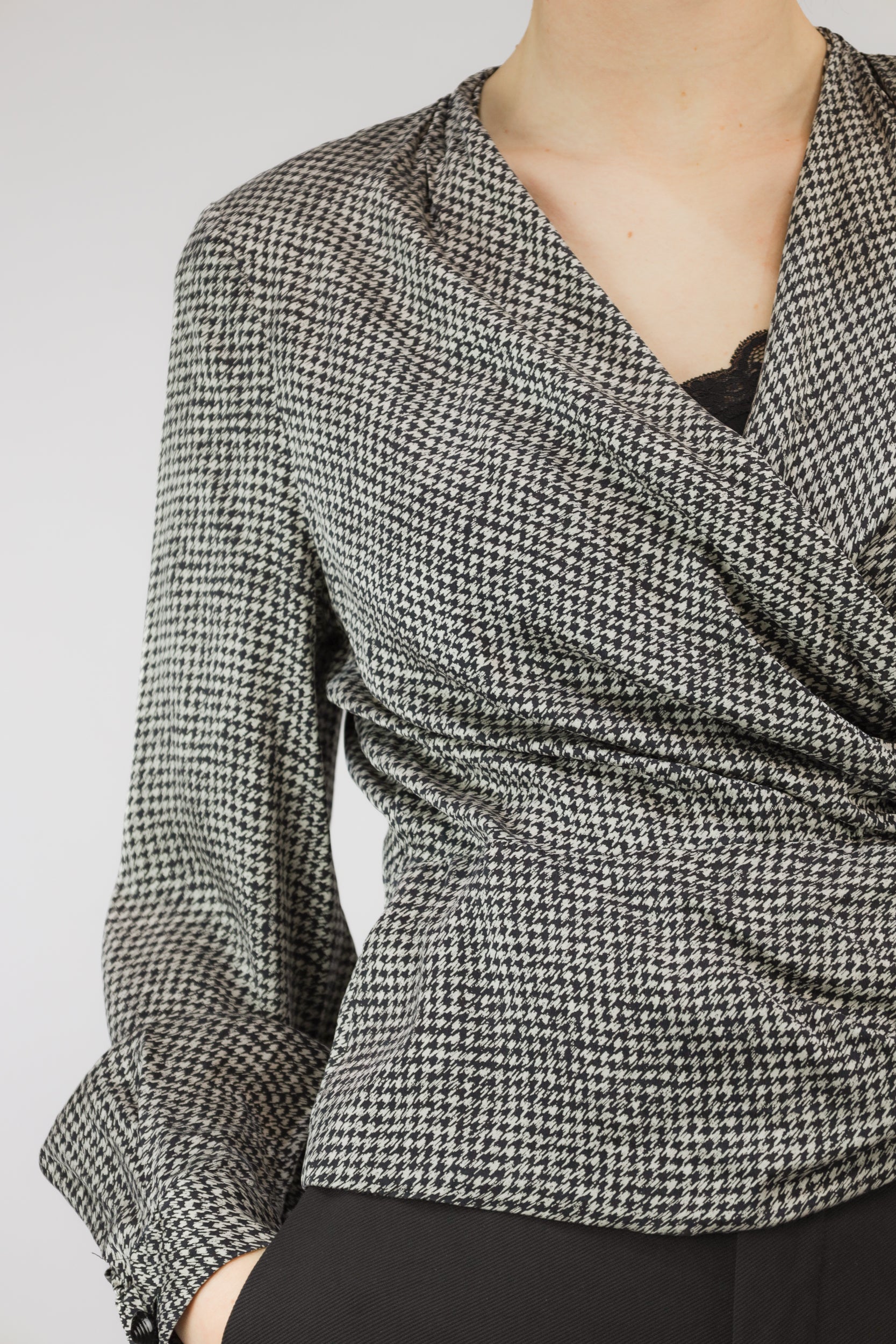 Detail van zijdekwaliteit en pied-de-poule dessin van vintage overslagblouse