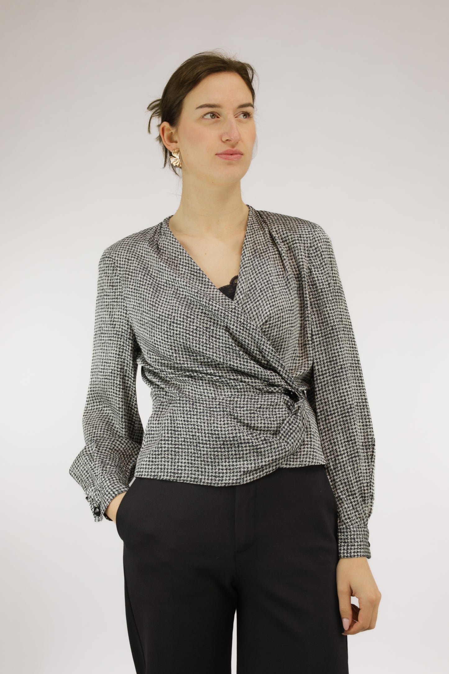 Vintage zijden blouse met zwart-witte pied-de-poule print en overslag, vooraanzicht