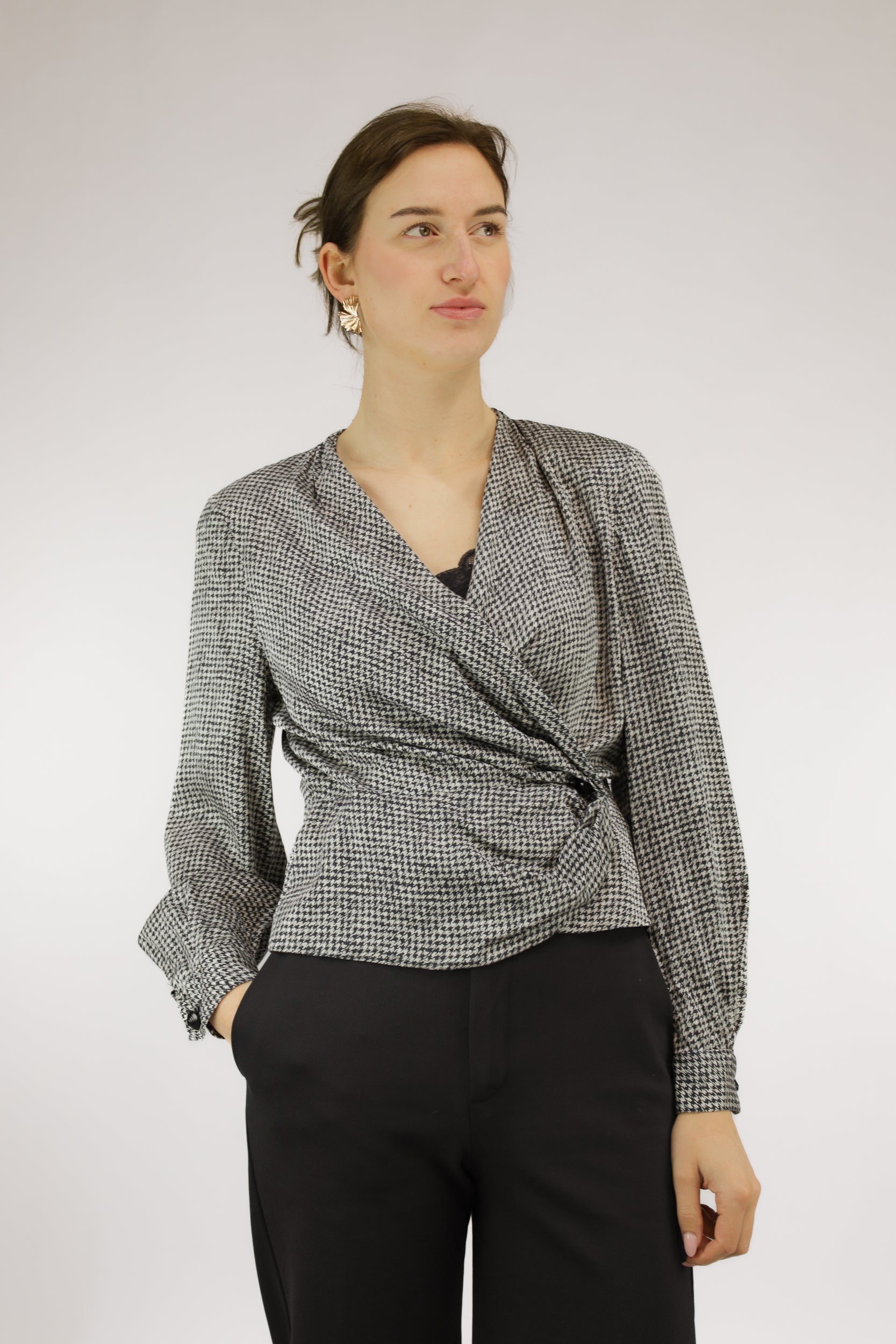 Vintage zijden blouse met zwart-witte pied-de-poule print en overslag, vooraanzicht