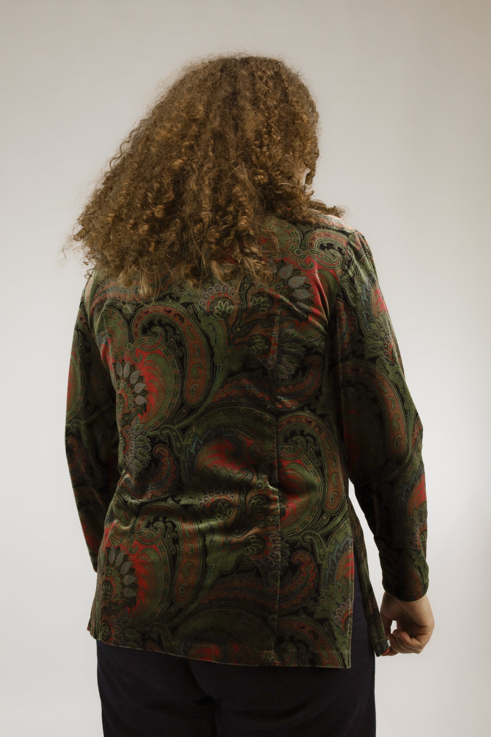 Achteraanzicht van velvet vintage top met groen-rood dessin