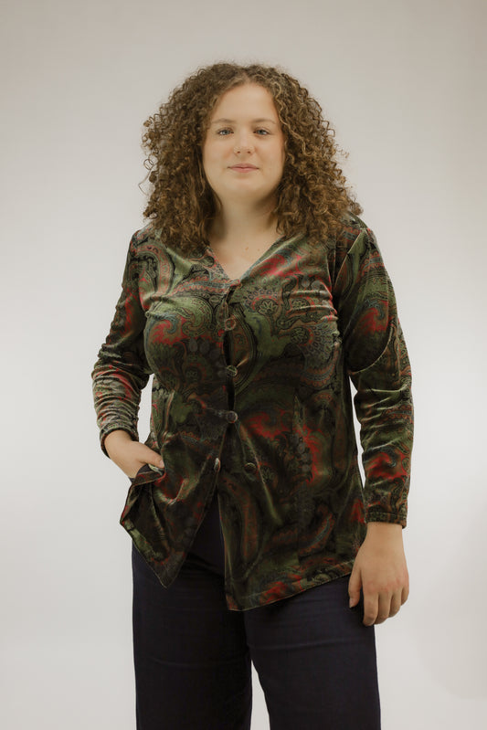 Vintage velvet top met groen-rood paisleydessin en gestoffeerde knopen, vooraanzicht