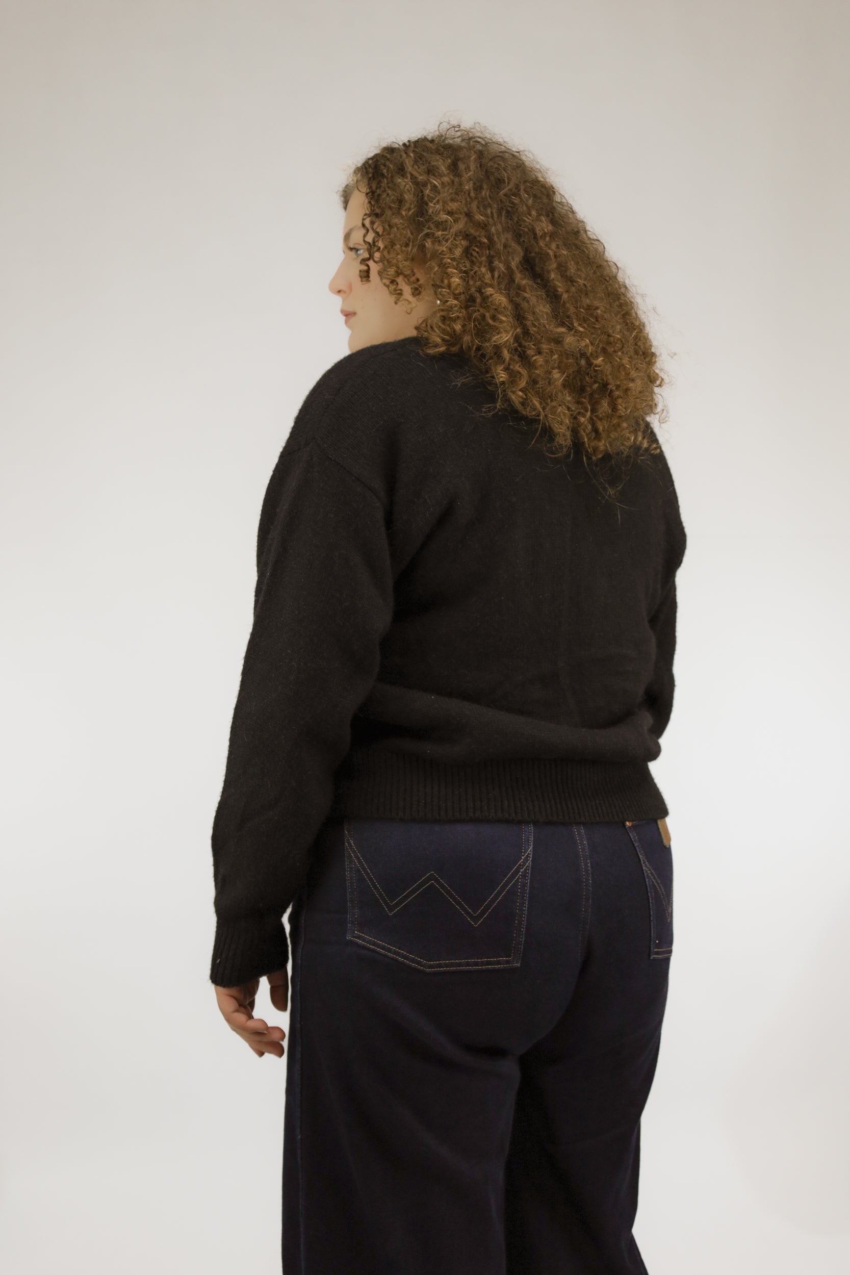 Achteraanzicht van zwart basic vintage vest met gouden details