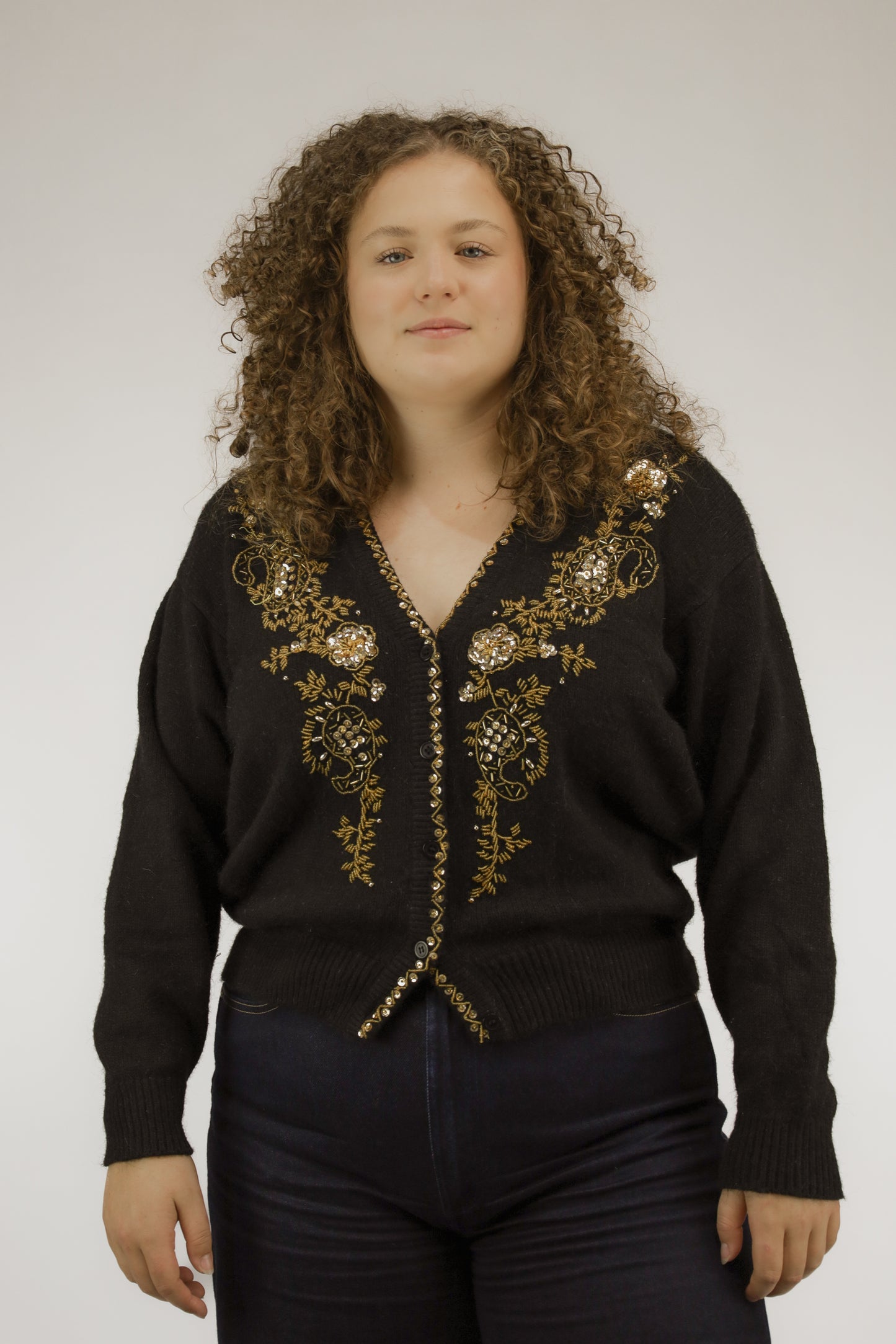 Zwart vintage vest met goudgeborduurde glitters en knoopbeleg, vooraanzicht