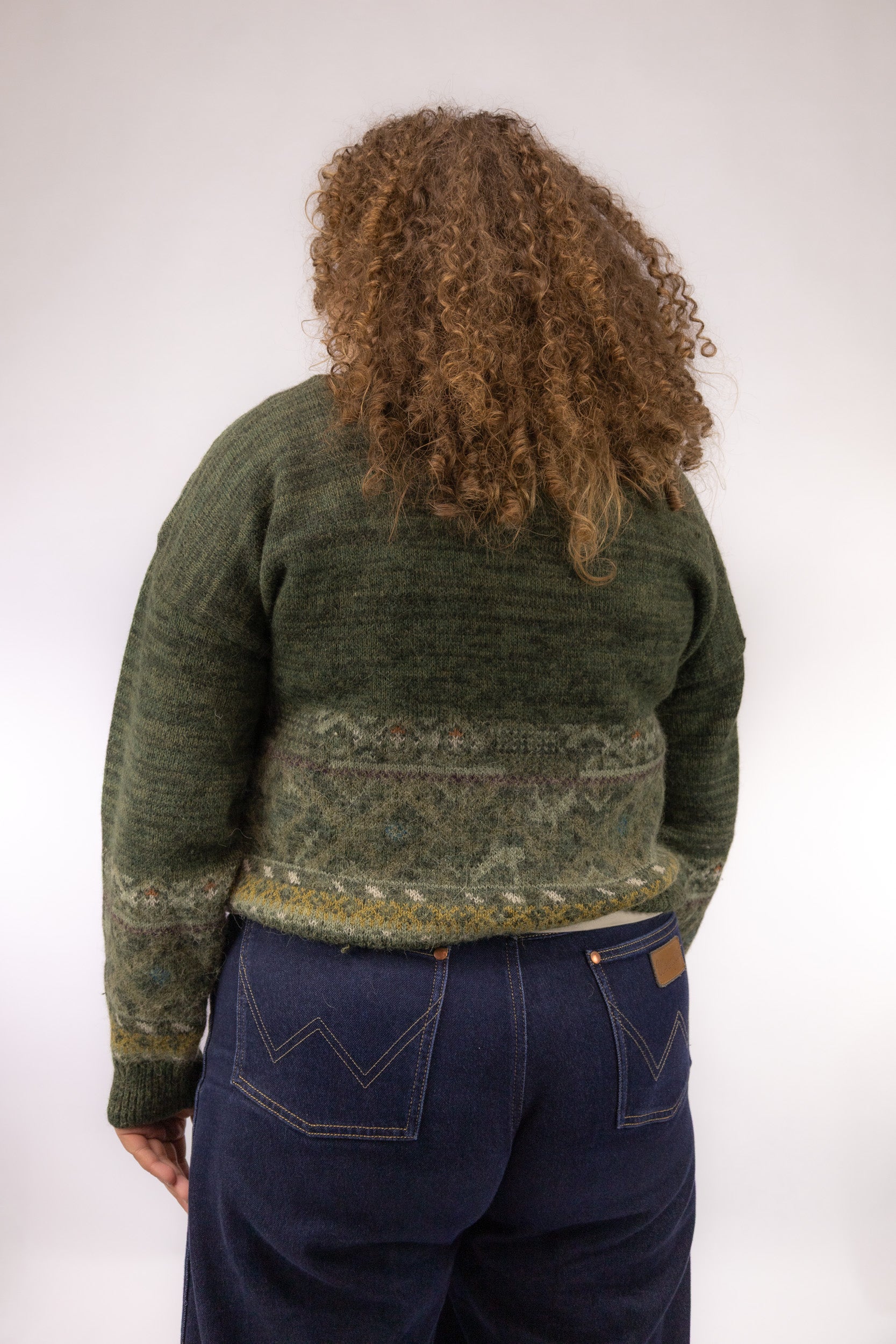 Achteraanzicht van dunne vintage trui in groen mêlee met lange mouwen – achteraanzicht