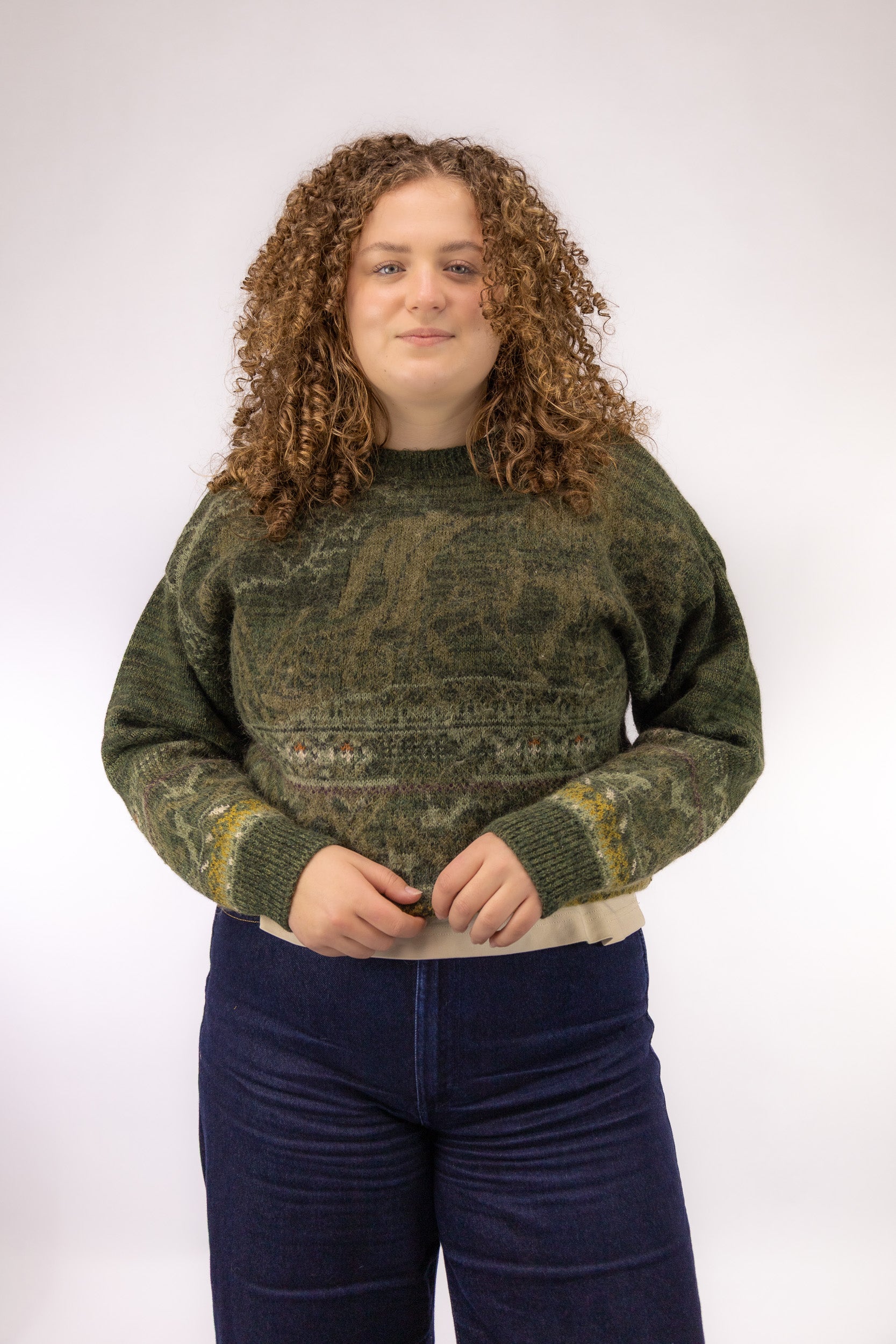 Dun gebreide groene vintage trui met ronde hals en cropped model – vooraanzicht