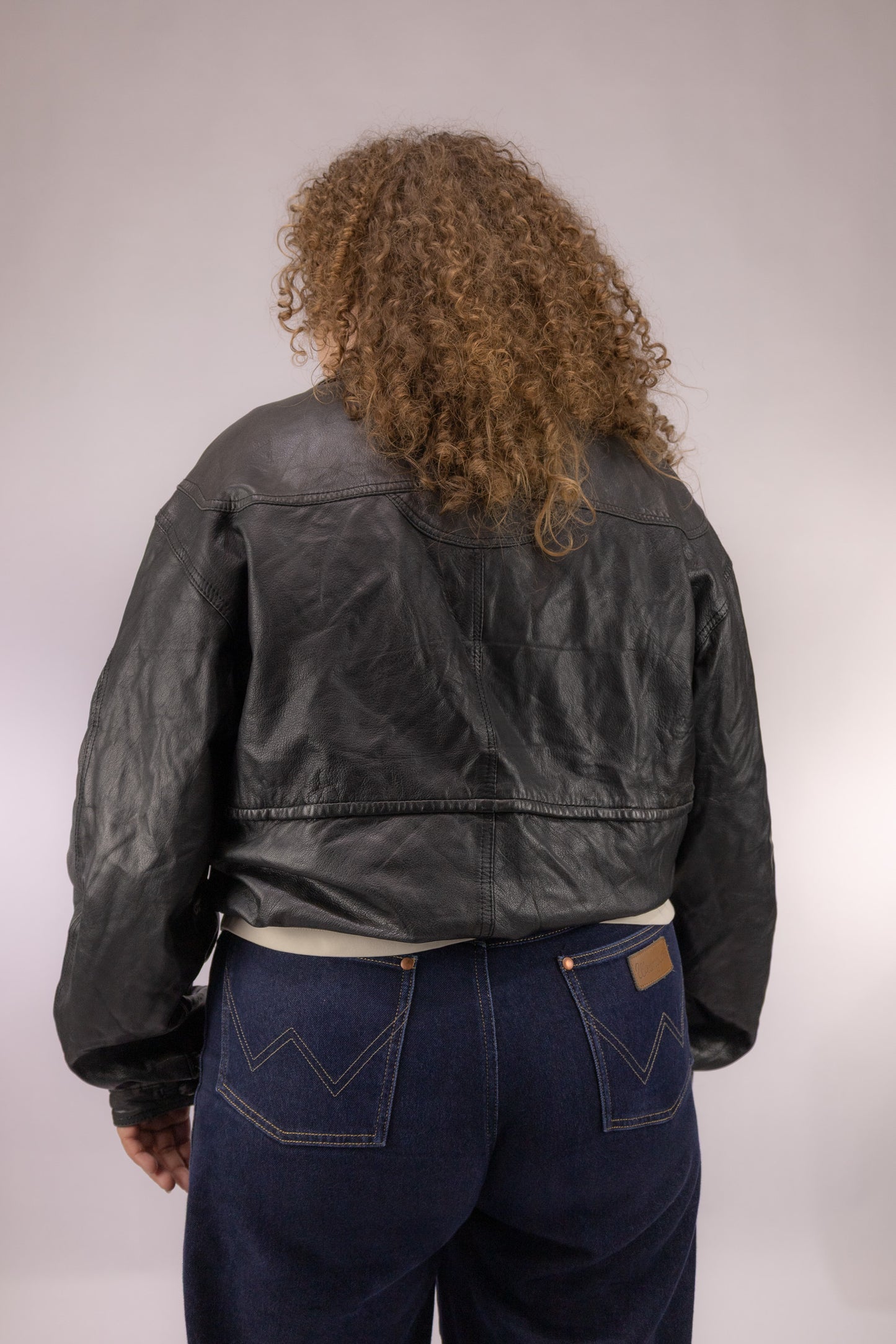 oversized zwarte leren bomber achterkant relaxte pasvorm